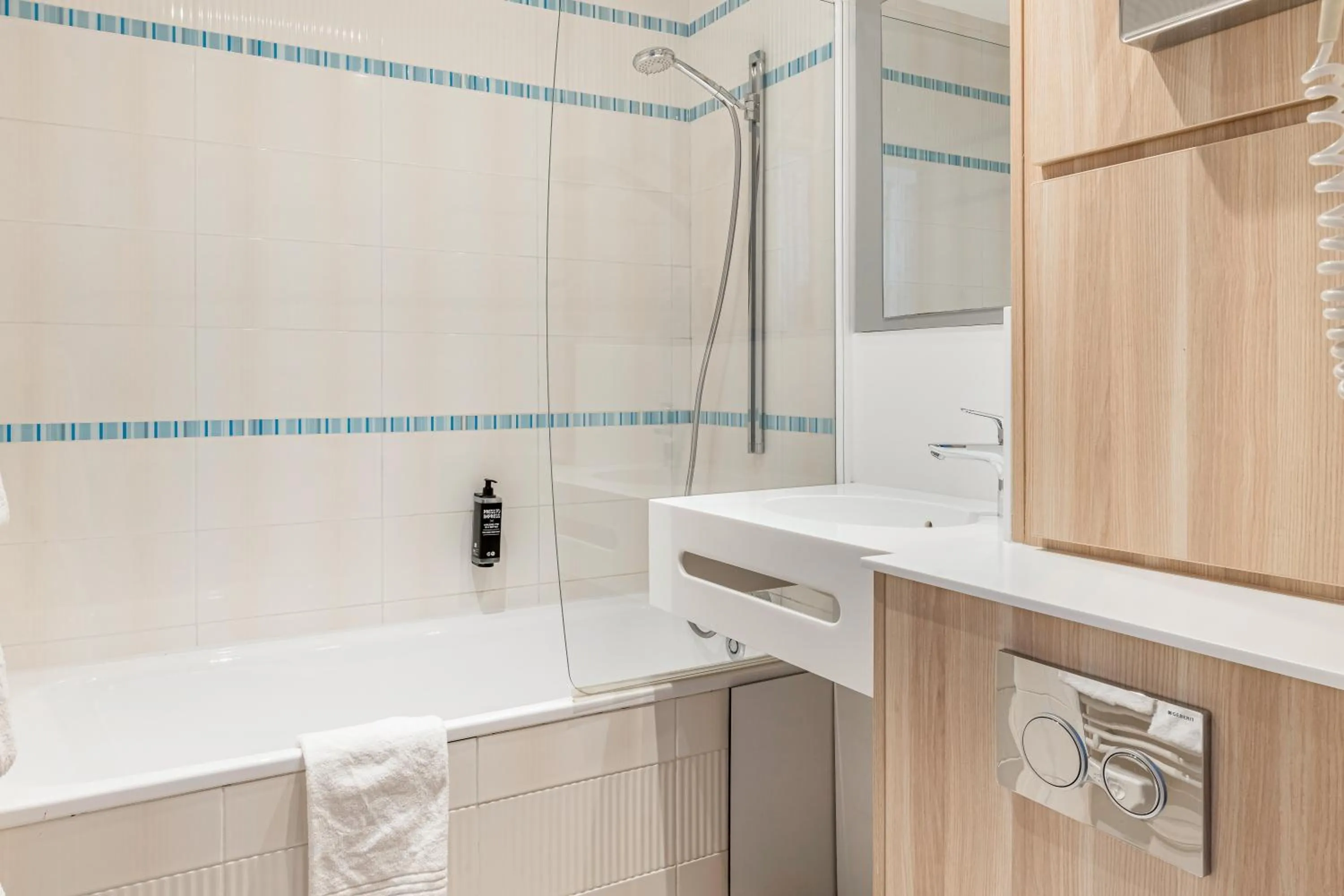 Bathroom in ibis Styles Annecy Centre Gare