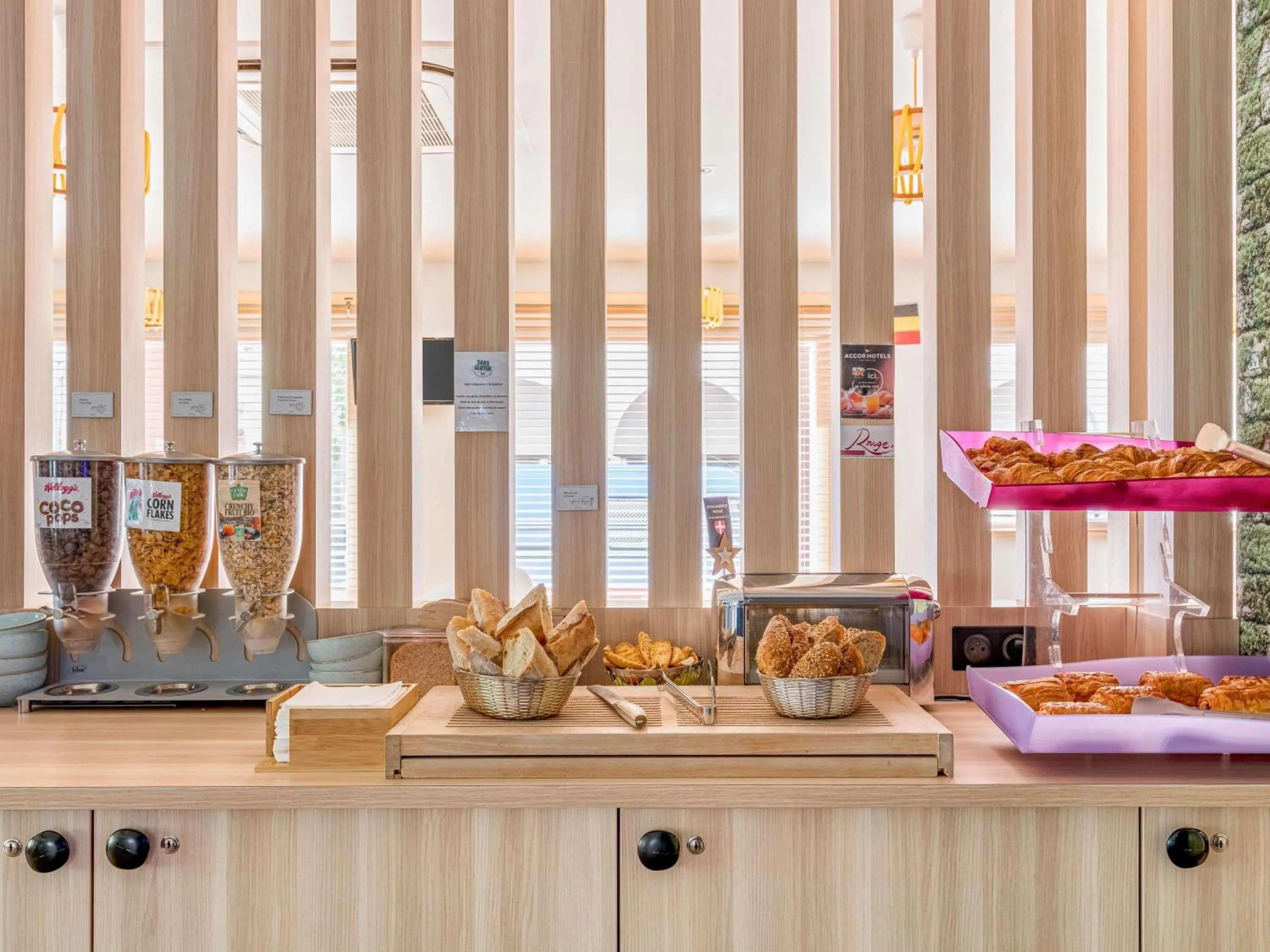 Lounge or bar in ibis Styles Annecy Centre Gare