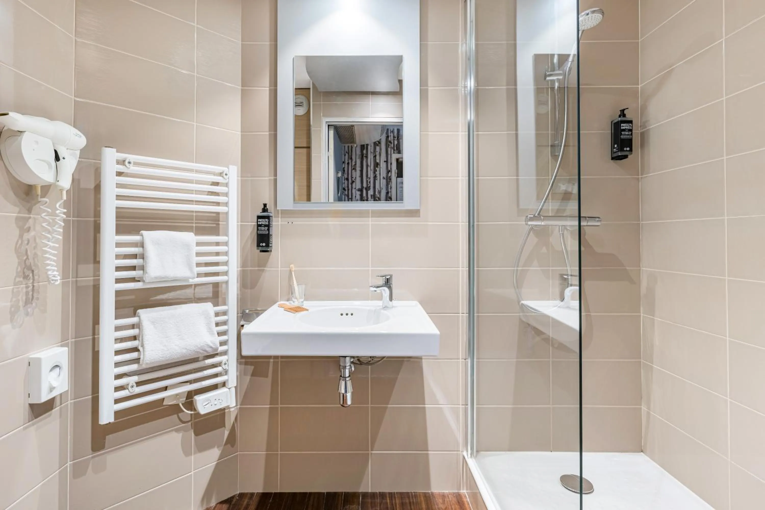 Bathroom in ibis Styles Annecy Centre Gare