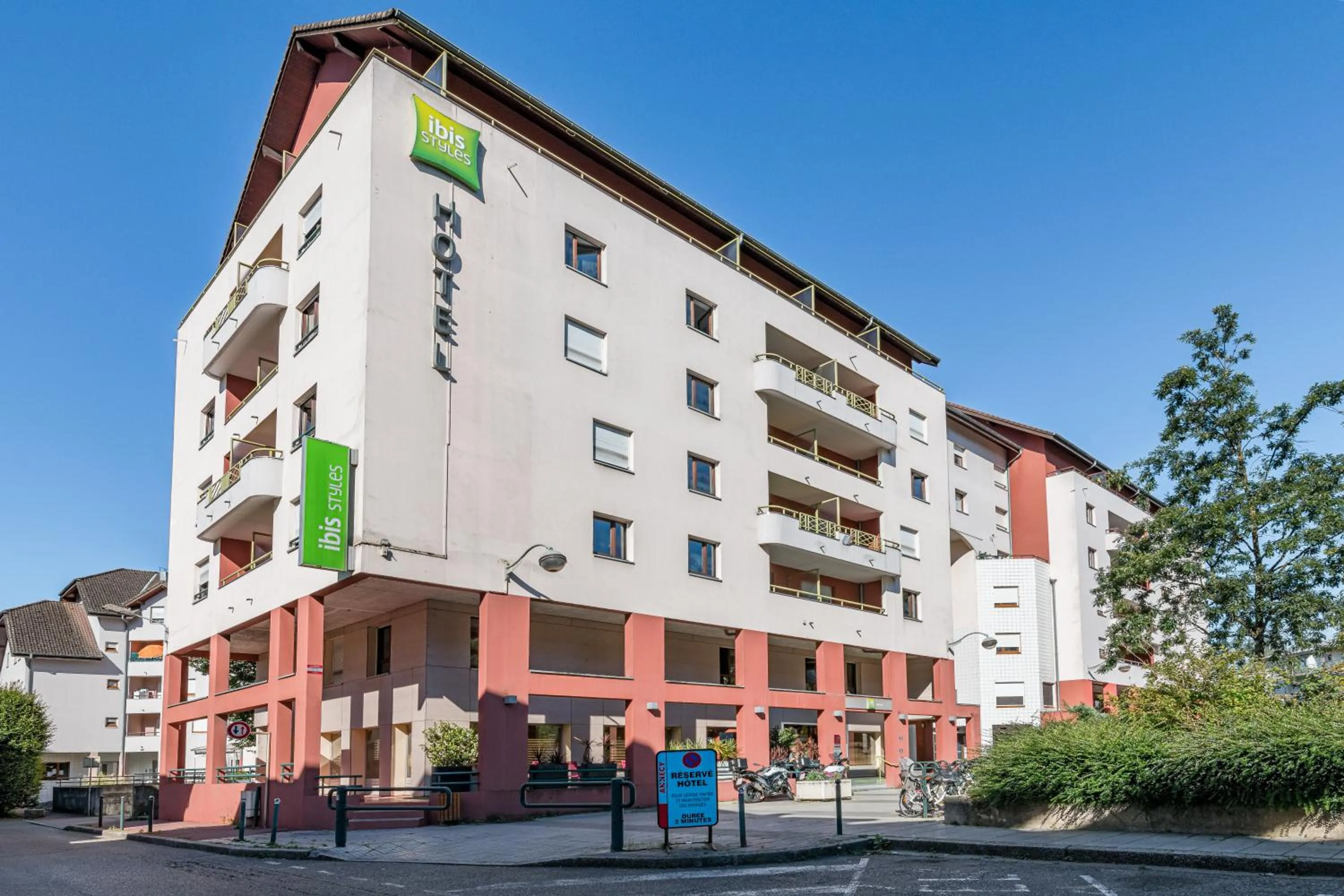 Facade/entrance in ibis Styles Annecy Centre Gare