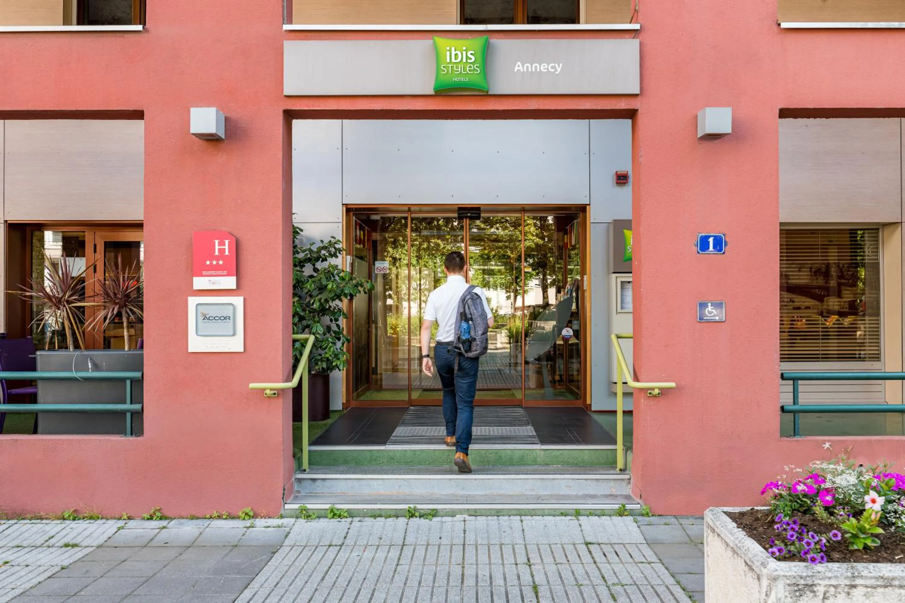 Facade/entrance in ibis Styles Annecy Centre Gare