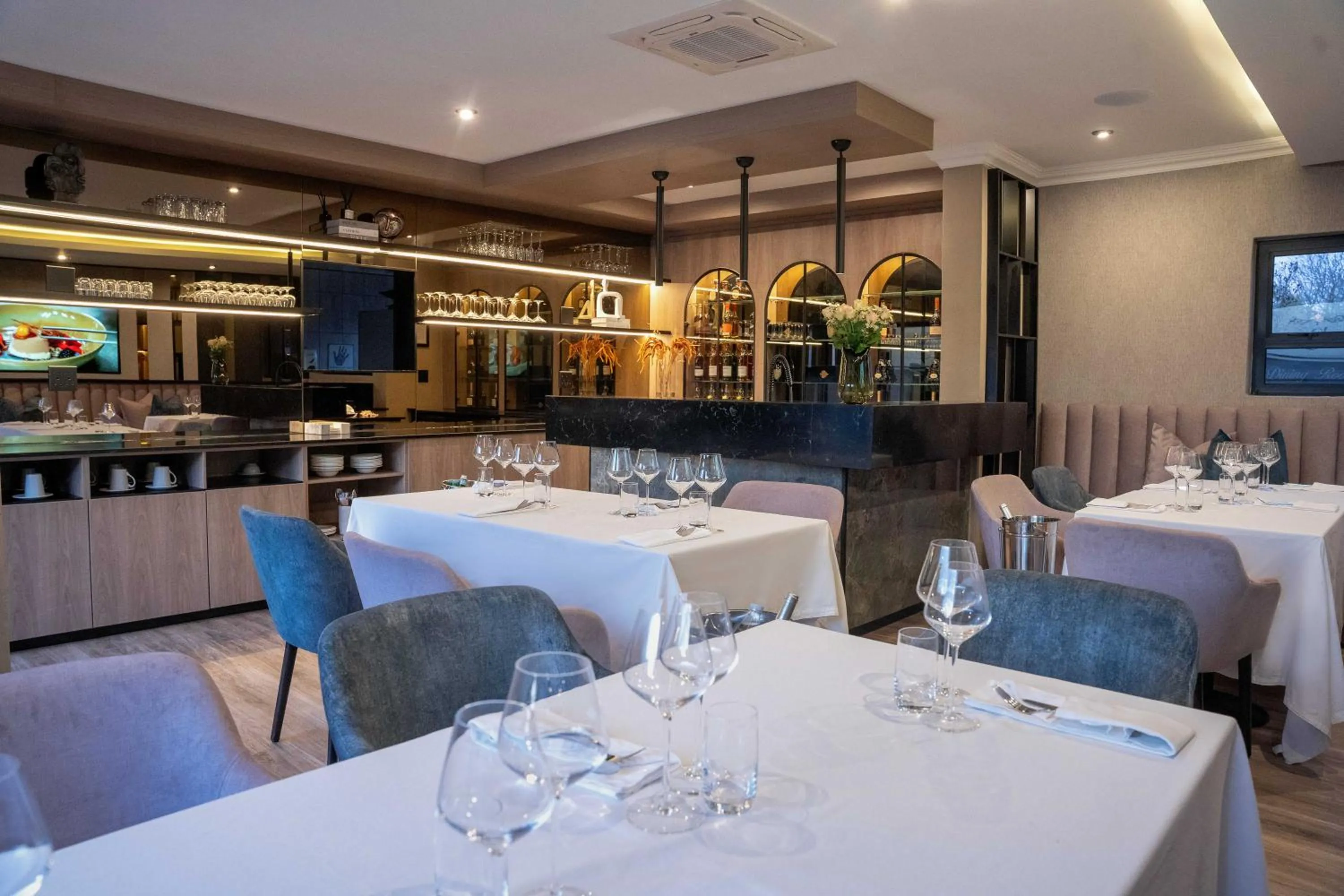 Restaurant/places to eat in Q's Boutique Stay