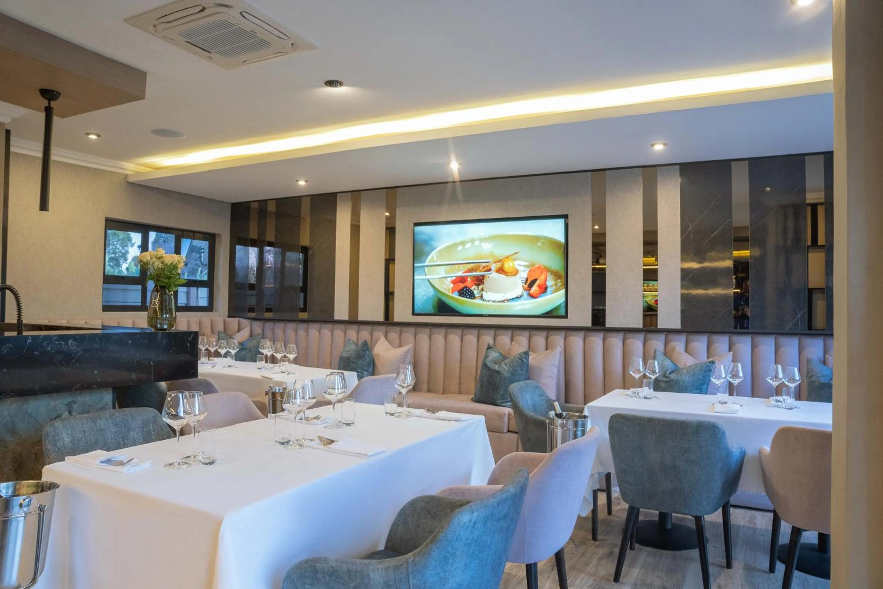 Restaurant/places to eat in Q's Boutique Stay