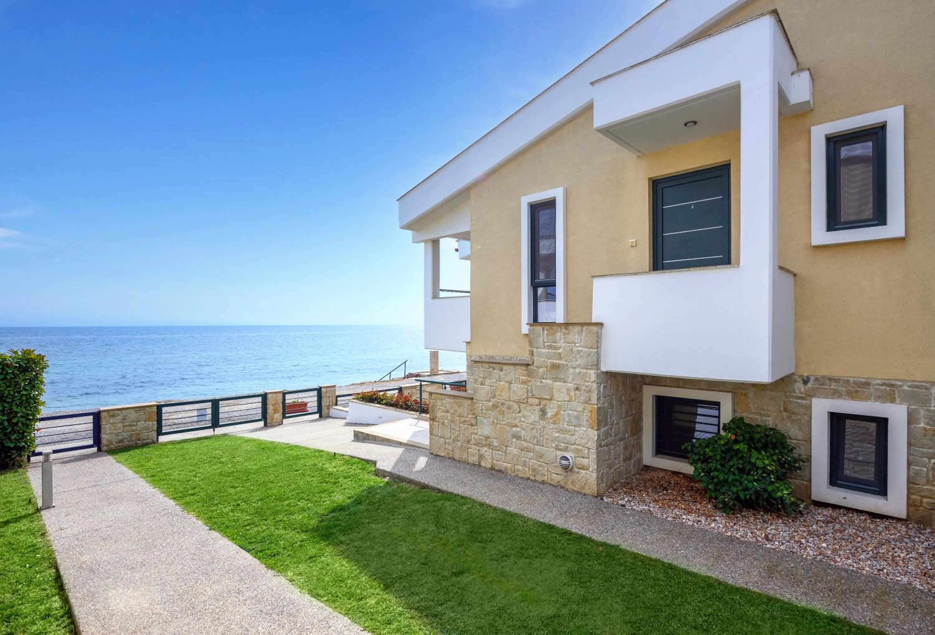 Property building in Elpiniki Luxury Apartments