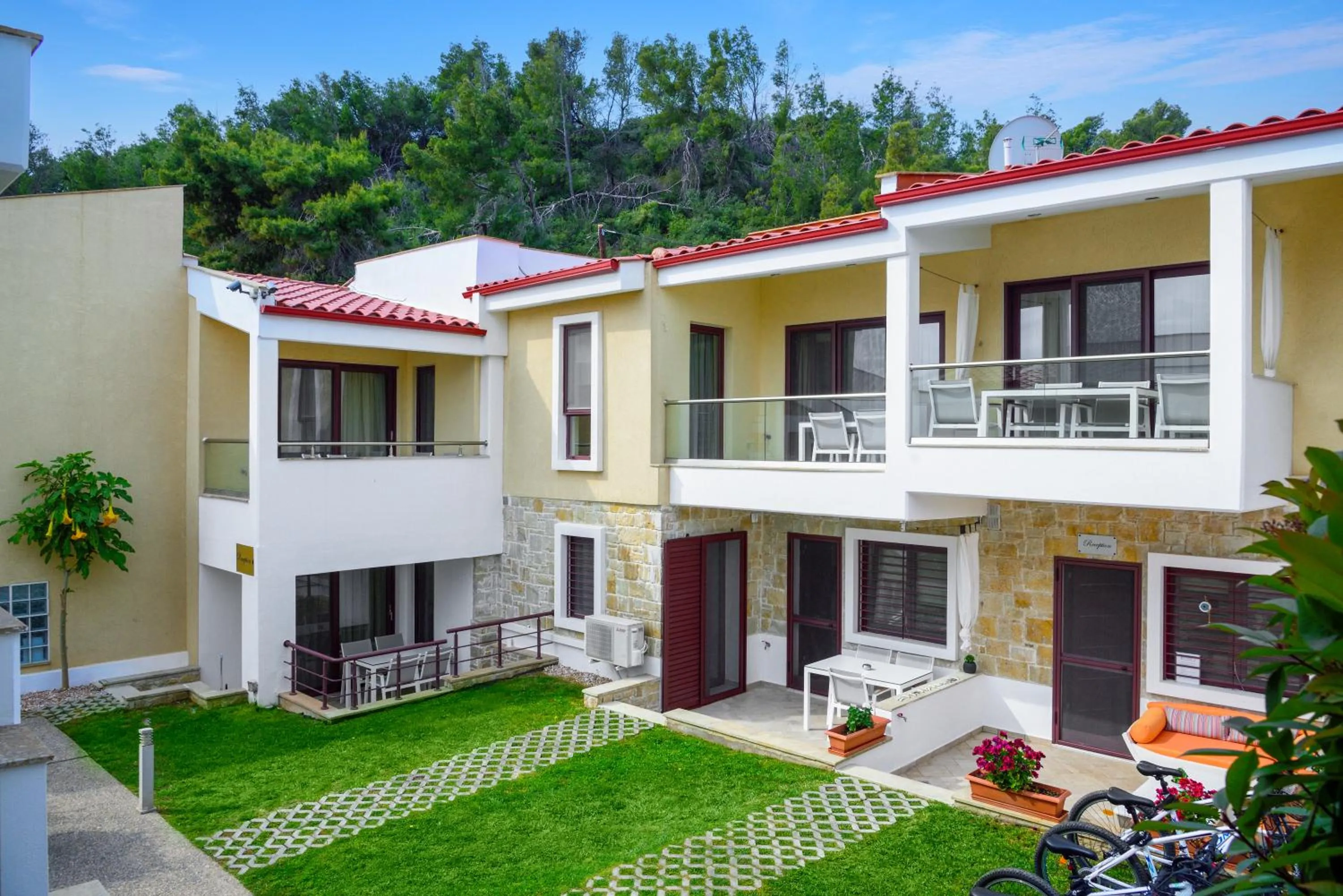 Property building in Elpiniki Luxury Apartments