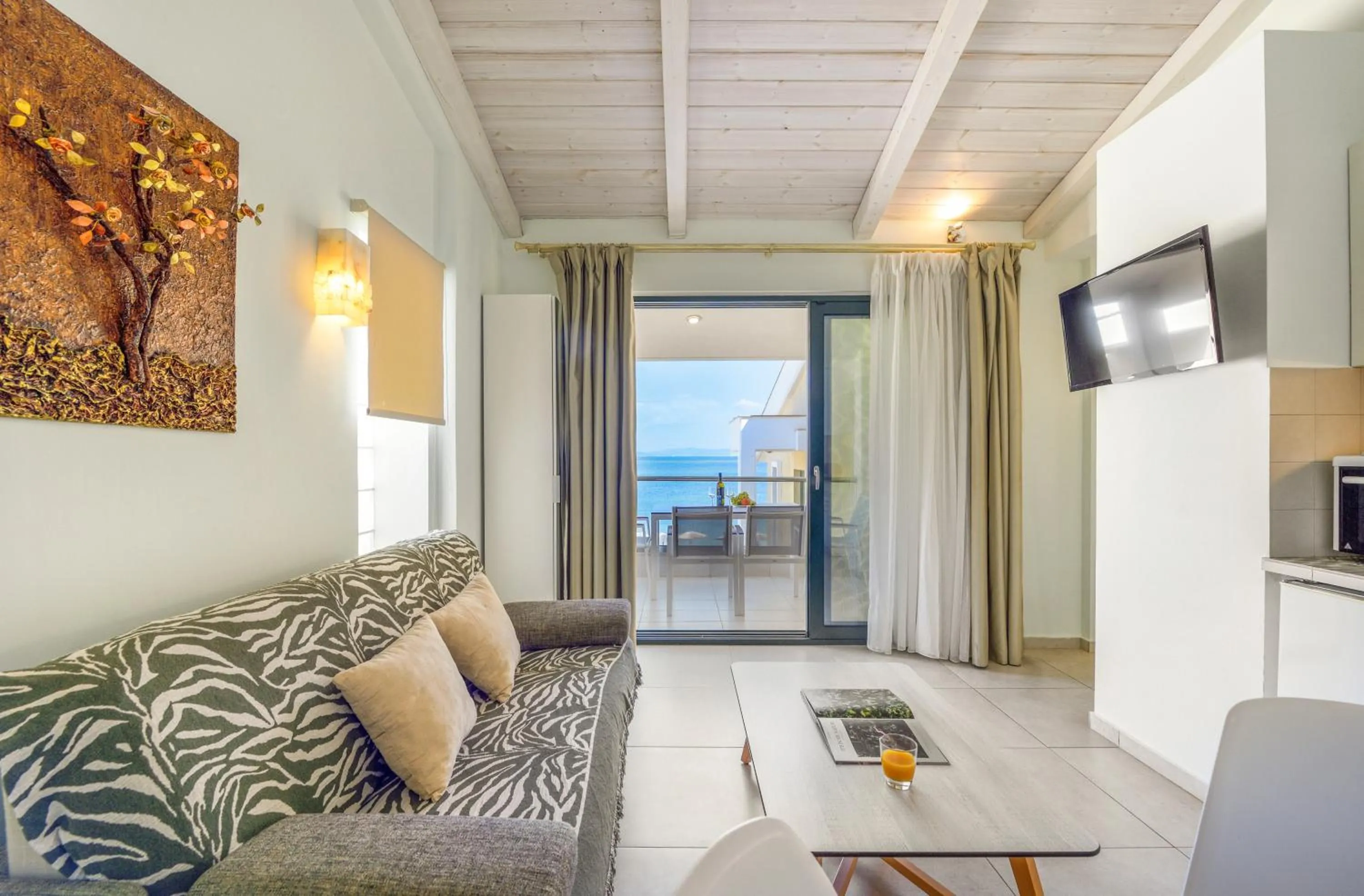 TV and multimedia in Elpiniki Luxury Apartments