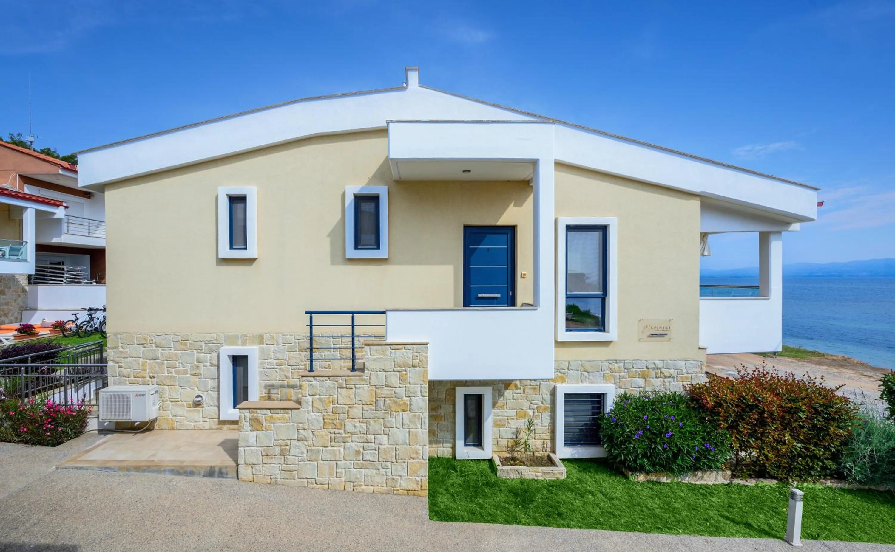 Property building in Elpiniki Luxury Apartments