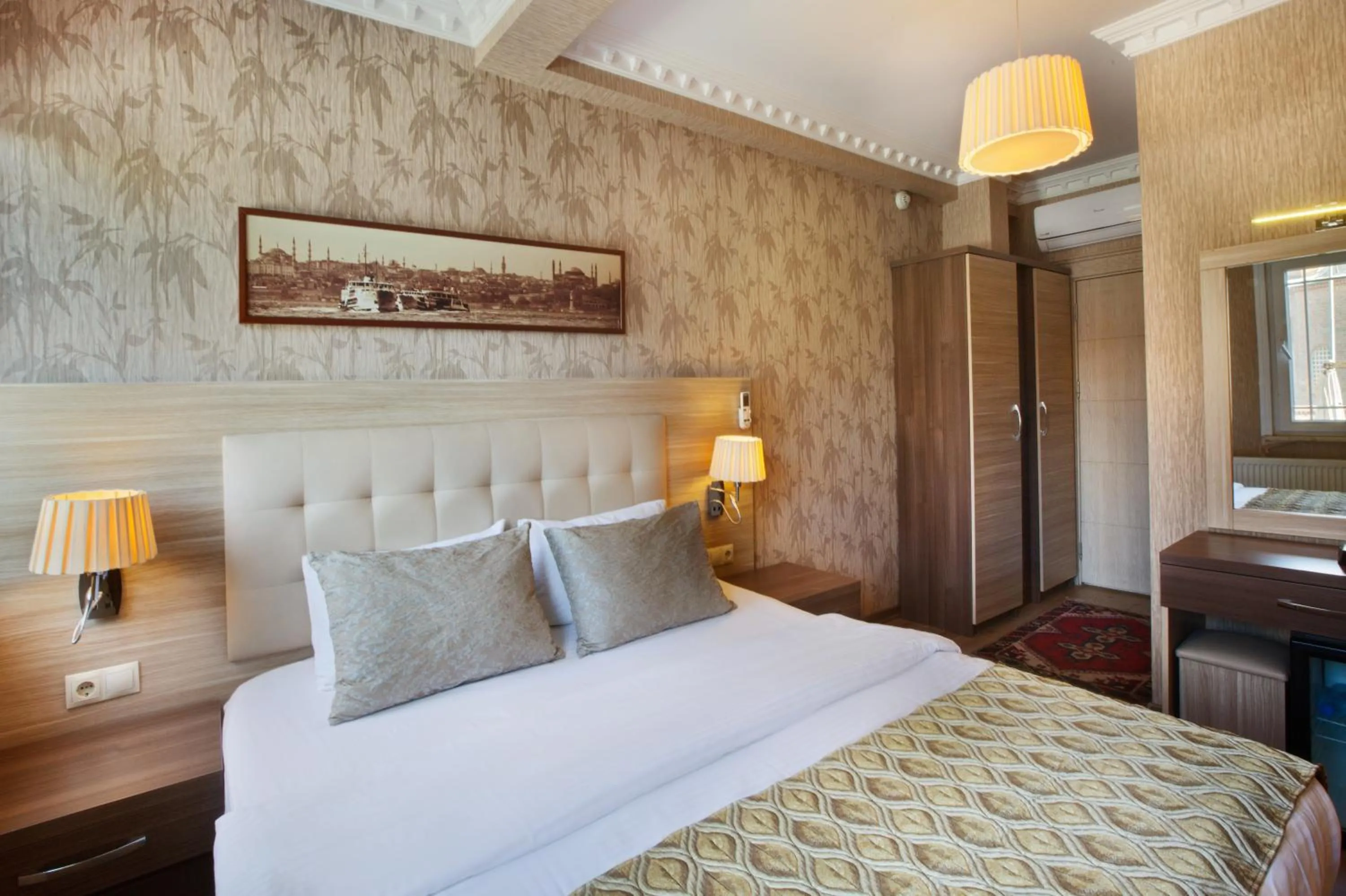 Photo of the whole room, Bed in Sultanahmet inn Hotel