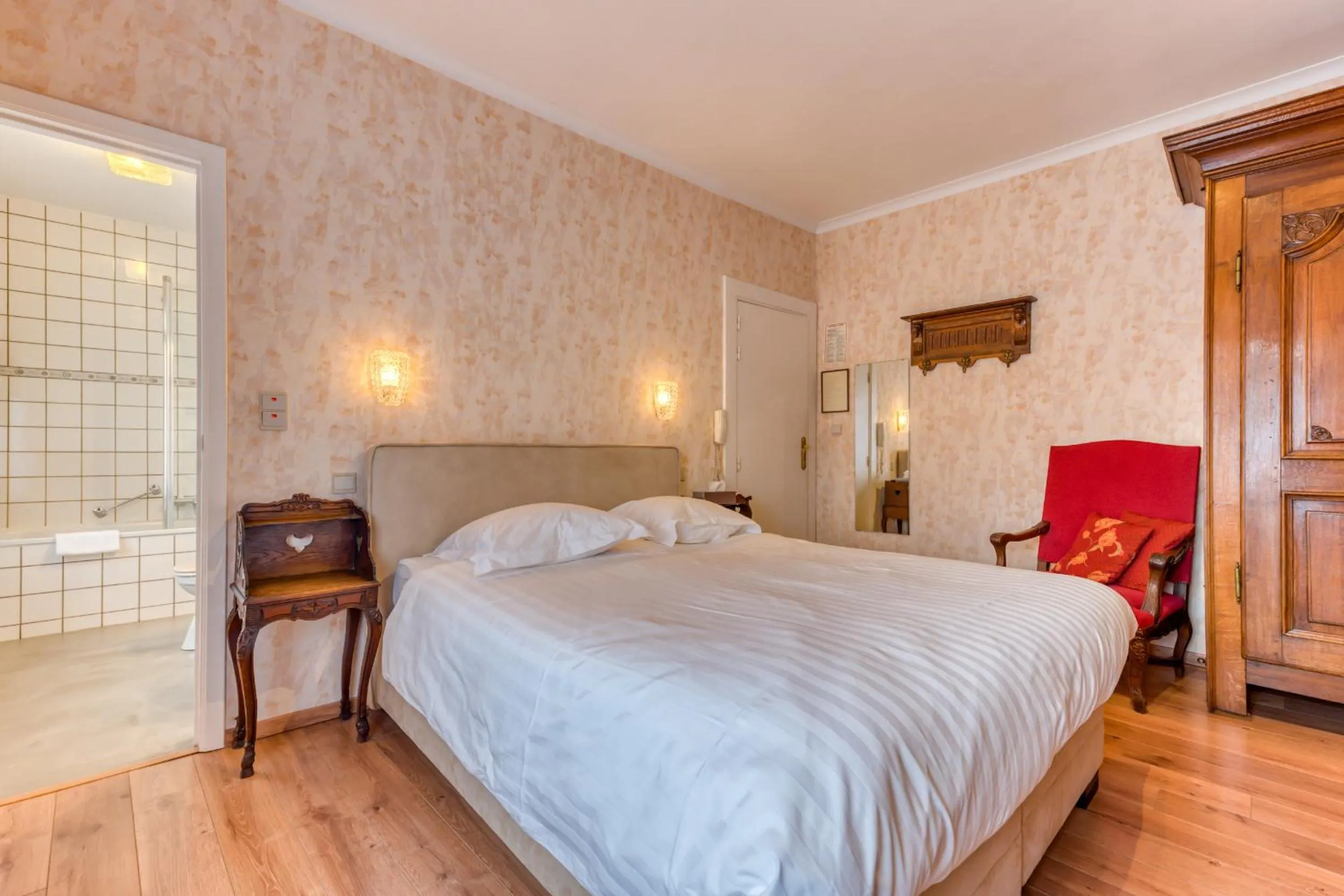 Bedroom, Bed in Hôtel Le Cor de Chasse