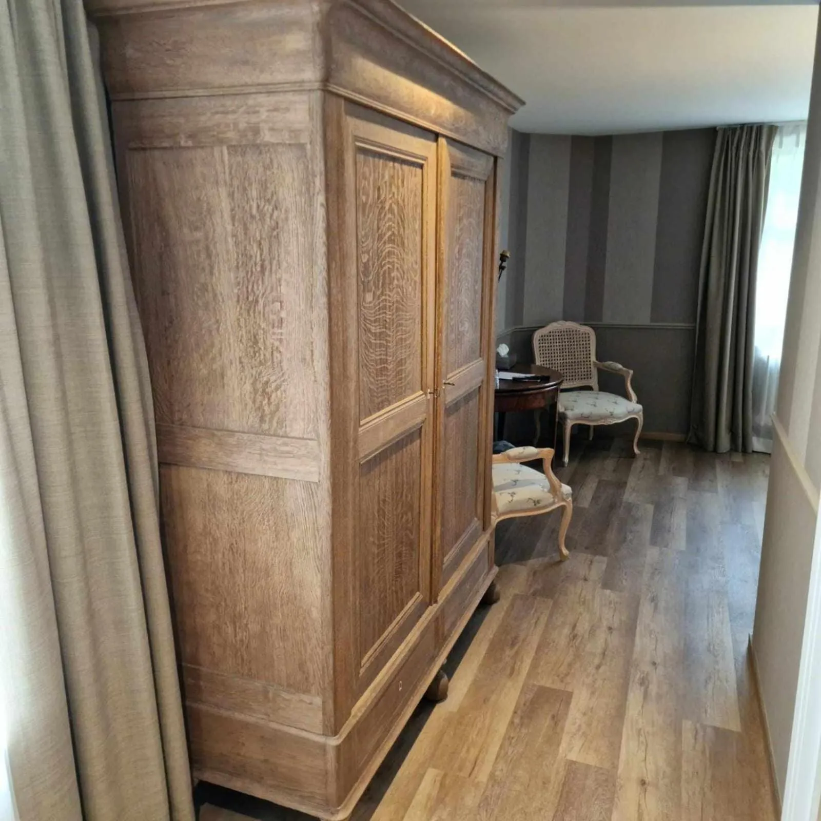 wardrobe in Hôtel Le Cor de Chasse