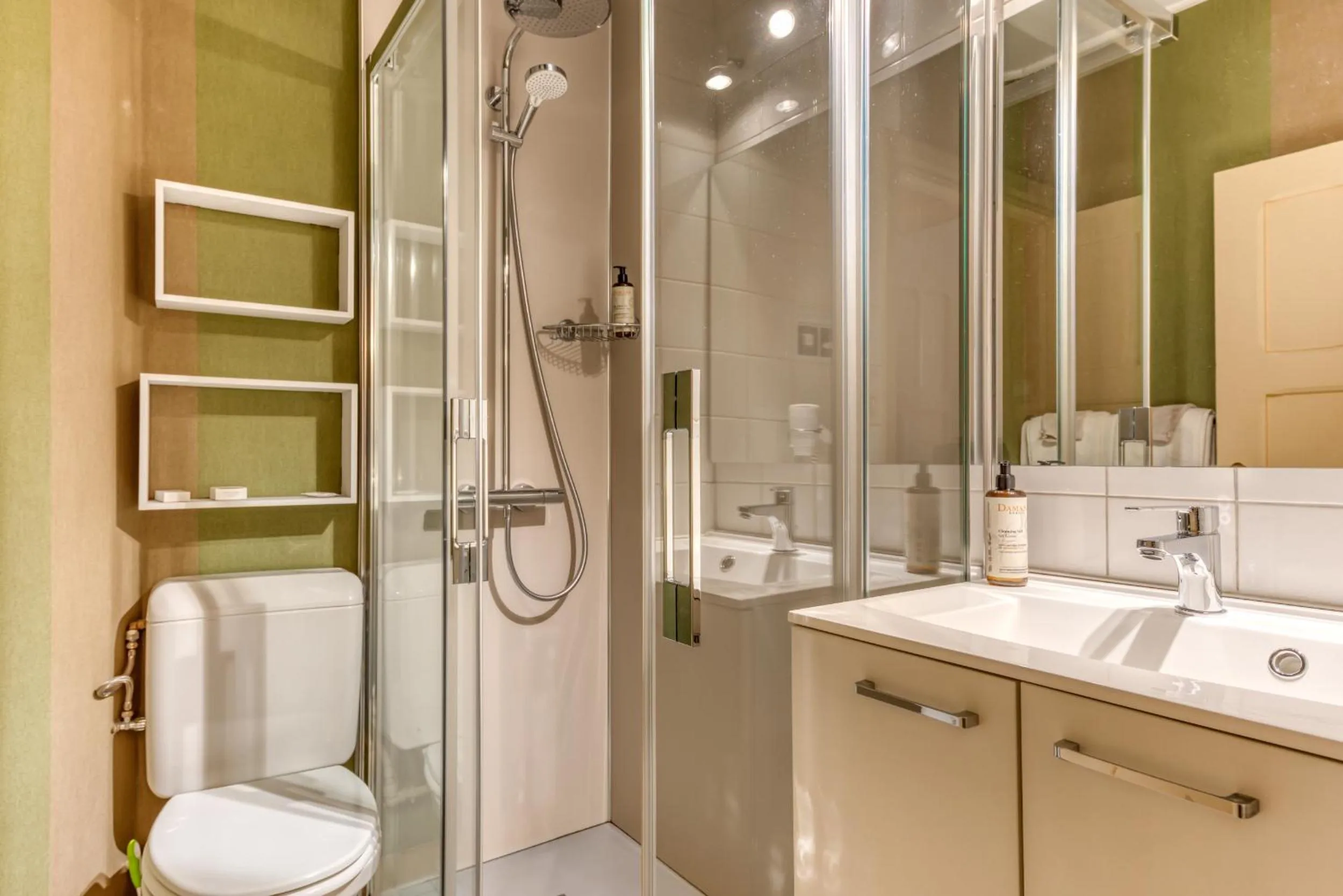 Shower in Hôtel Le Cor de Chasse