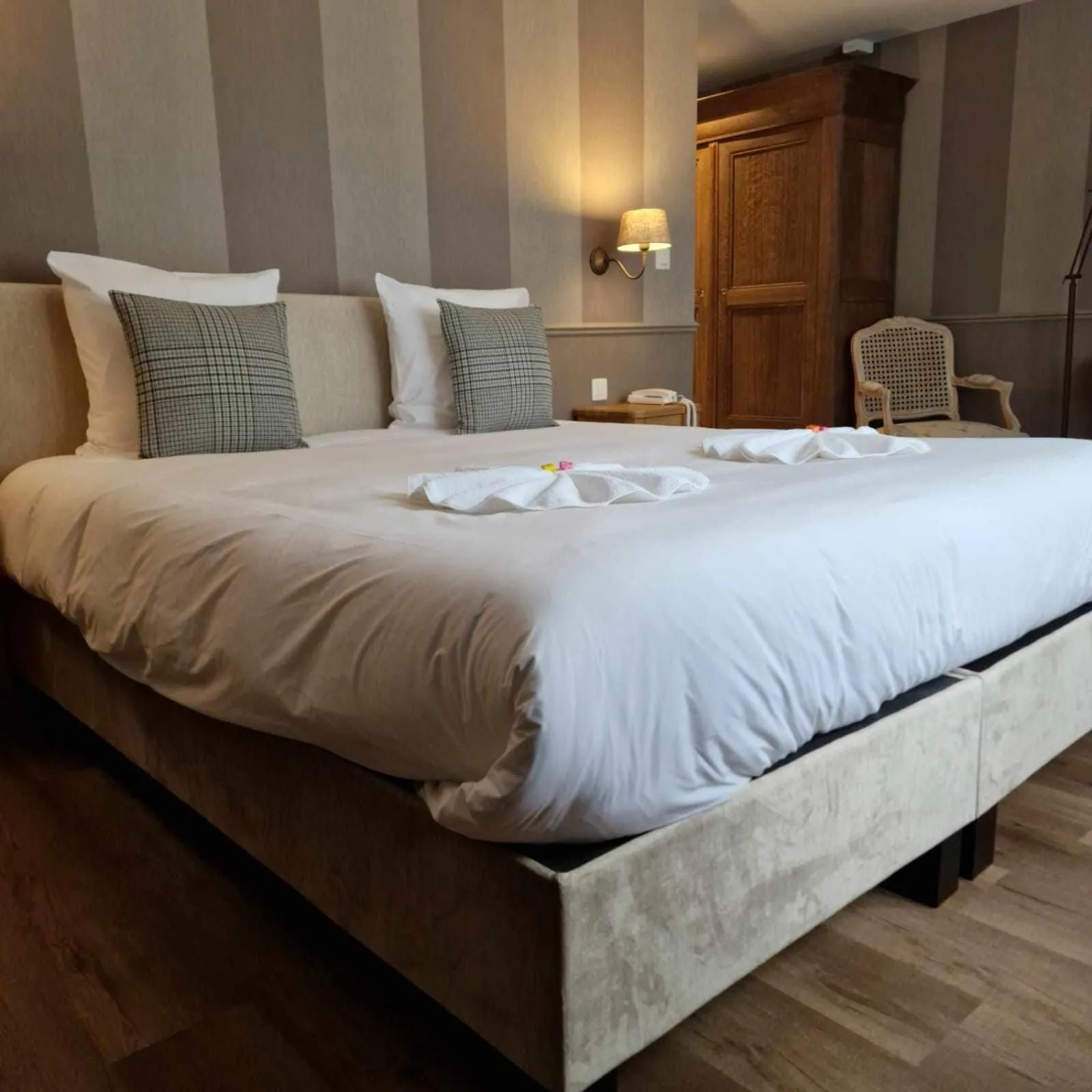 Bed in Hôtel Le Cor de Chasse