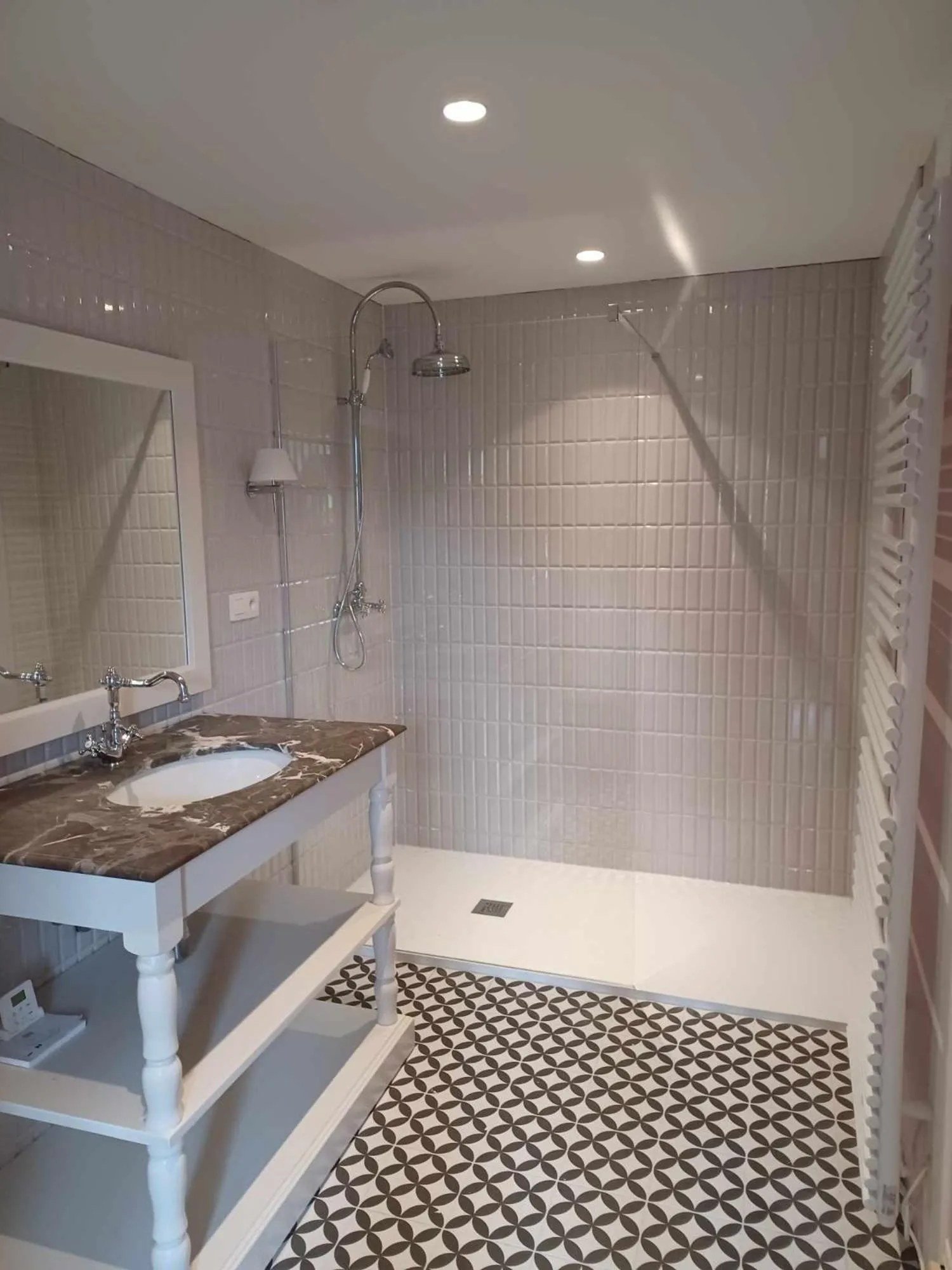 Shower in Hôtel Le Cor de Chasse