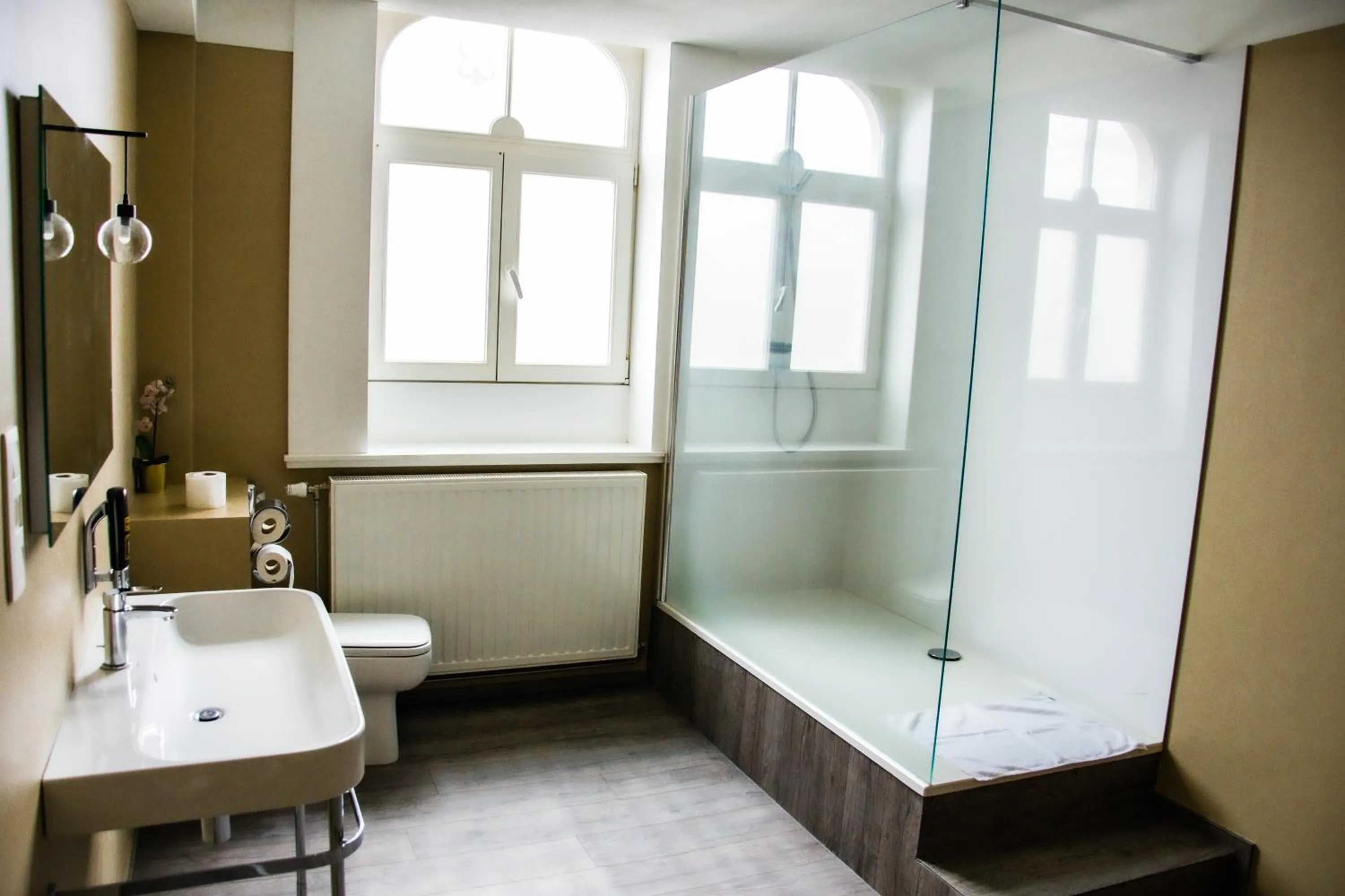 Bathroom, Bed in Hotel Industrie