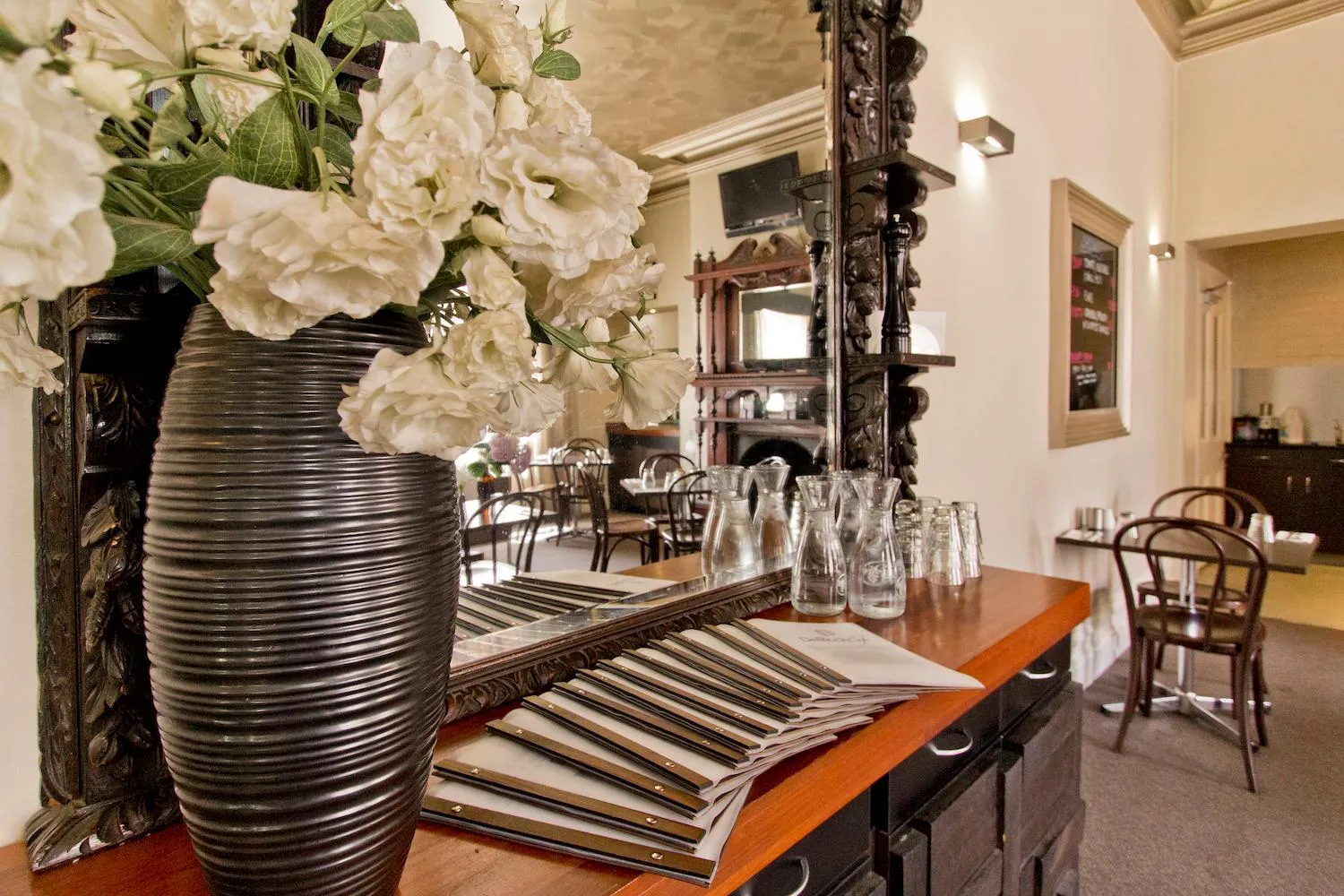 Restaurant/places to eat in Deloraine Hotel