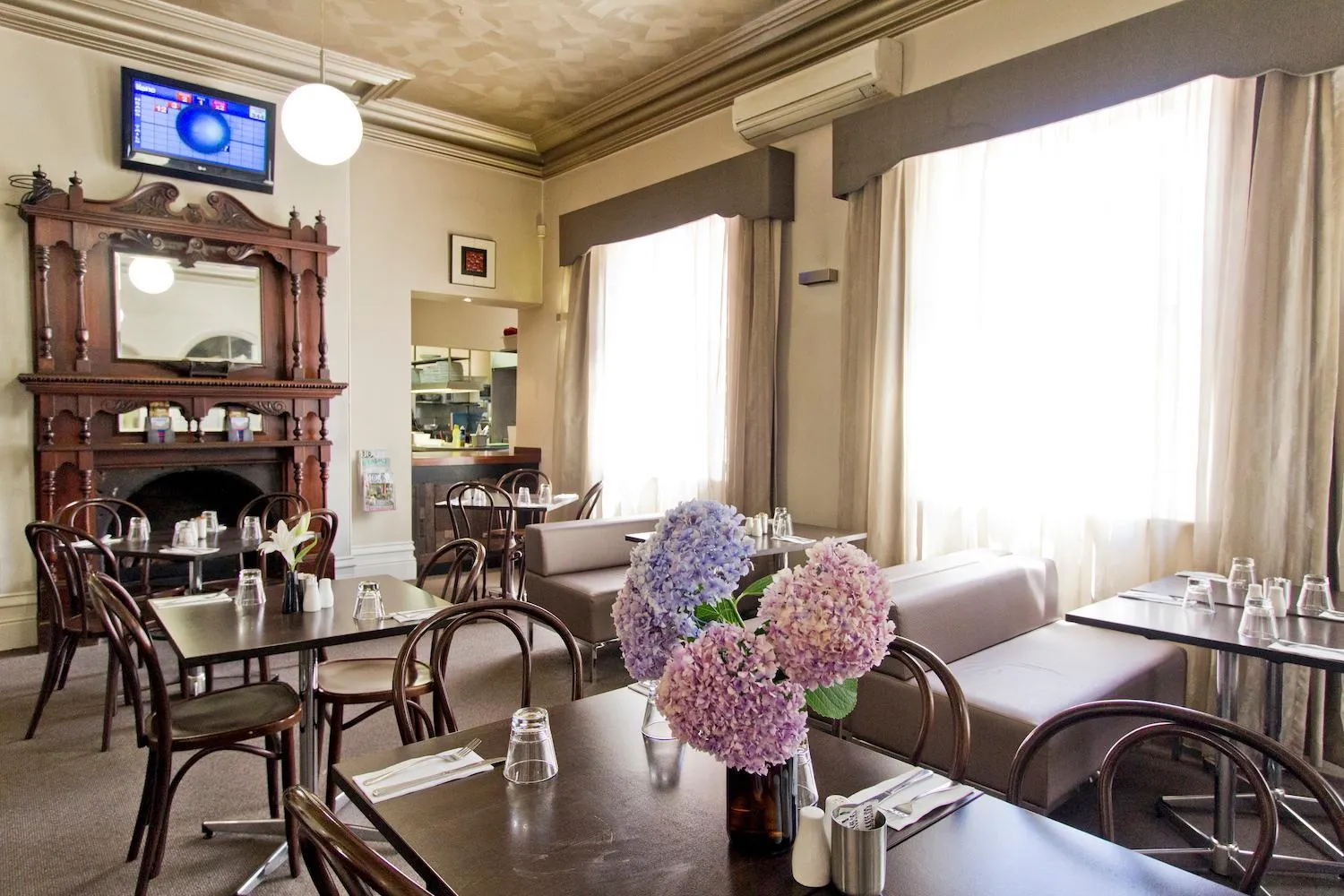 Restaurant/places to eat in Deloraine Hotel