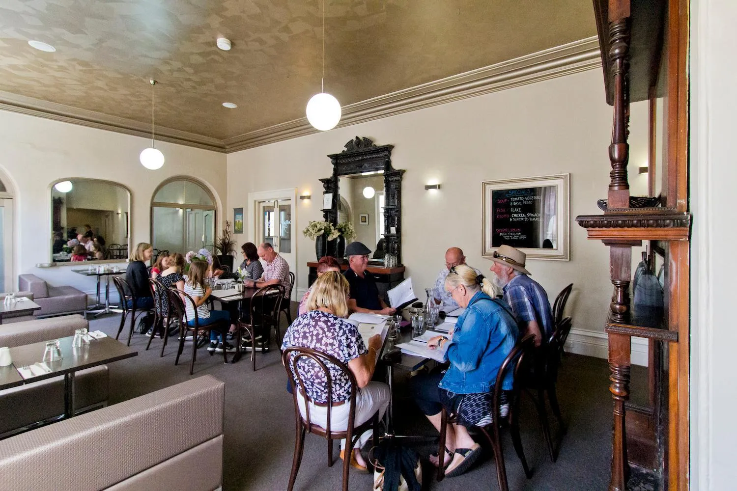 Restaurant/places to eat in Deloraine Hotel