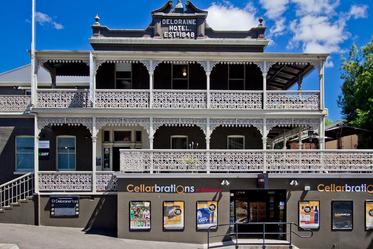 Facade/entrance in Deloraine Hotel