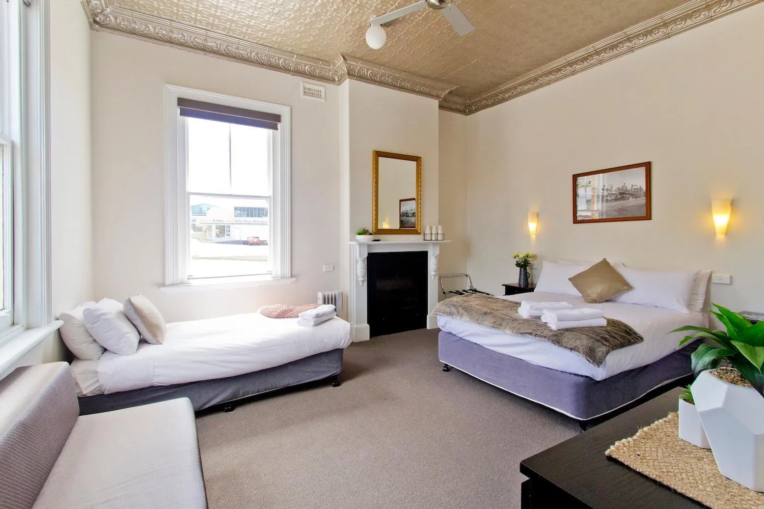 Photo of the whole room, Bed in Deloraine Hotel