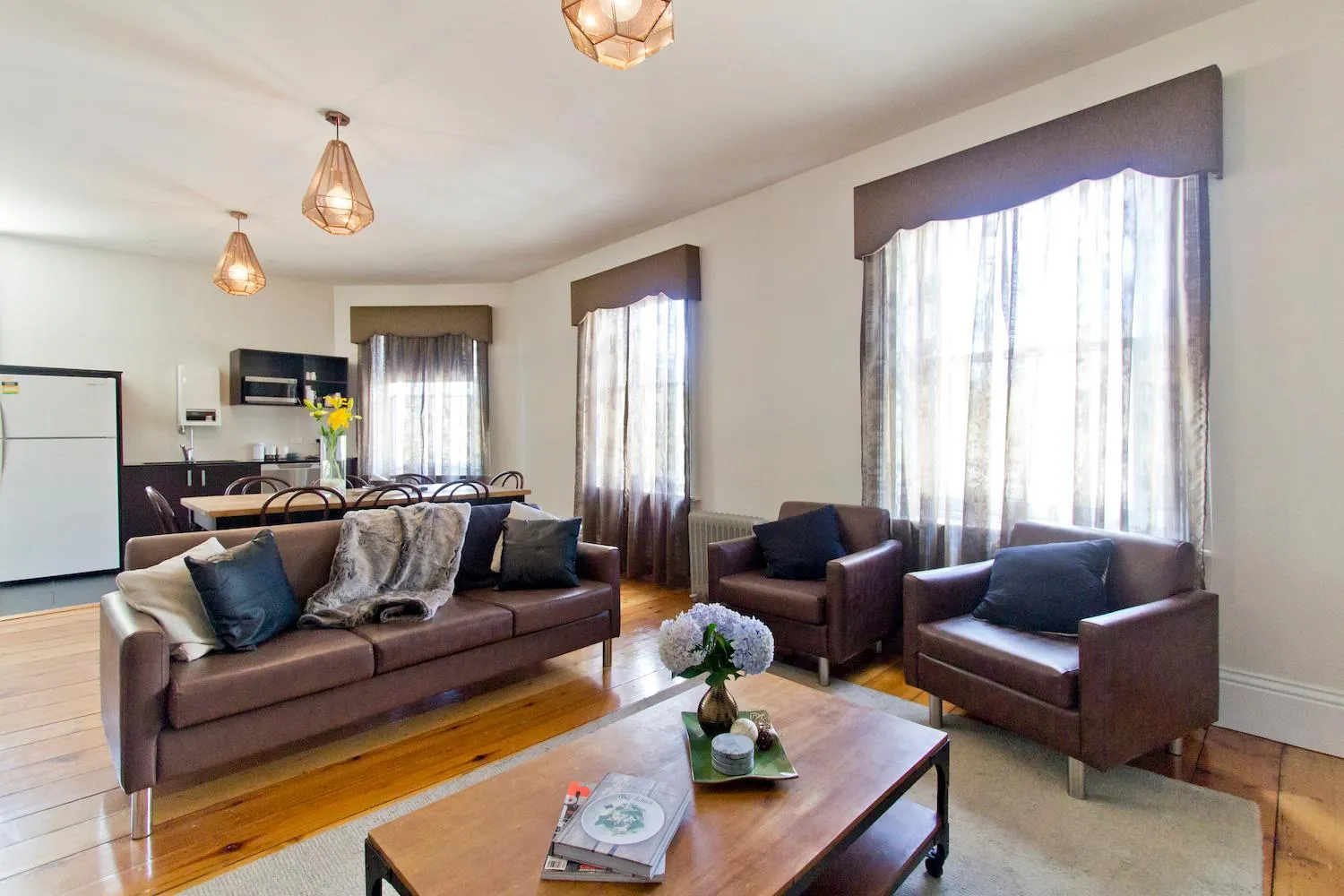 Communal lounge/ TV room in Deloraine Hotel