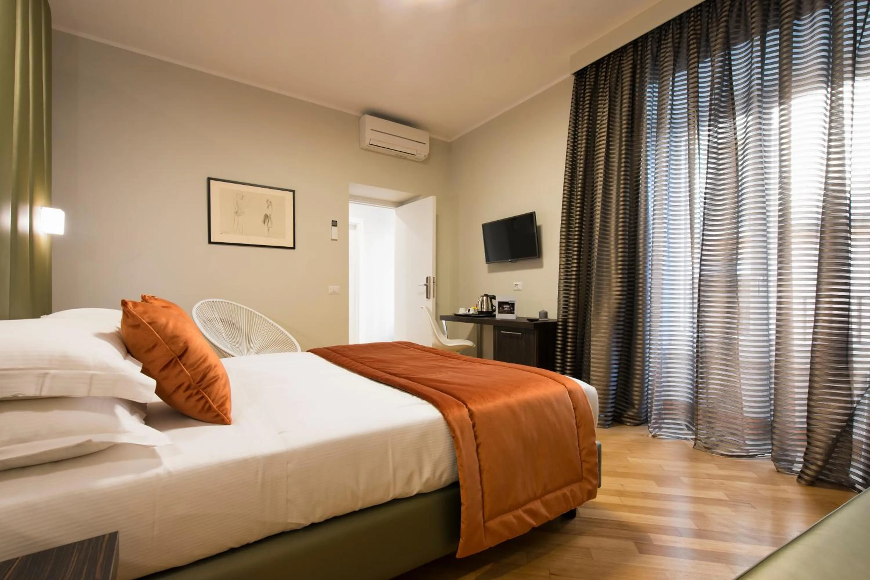 Photo of the whole room, Bed in Vittoriano Suite