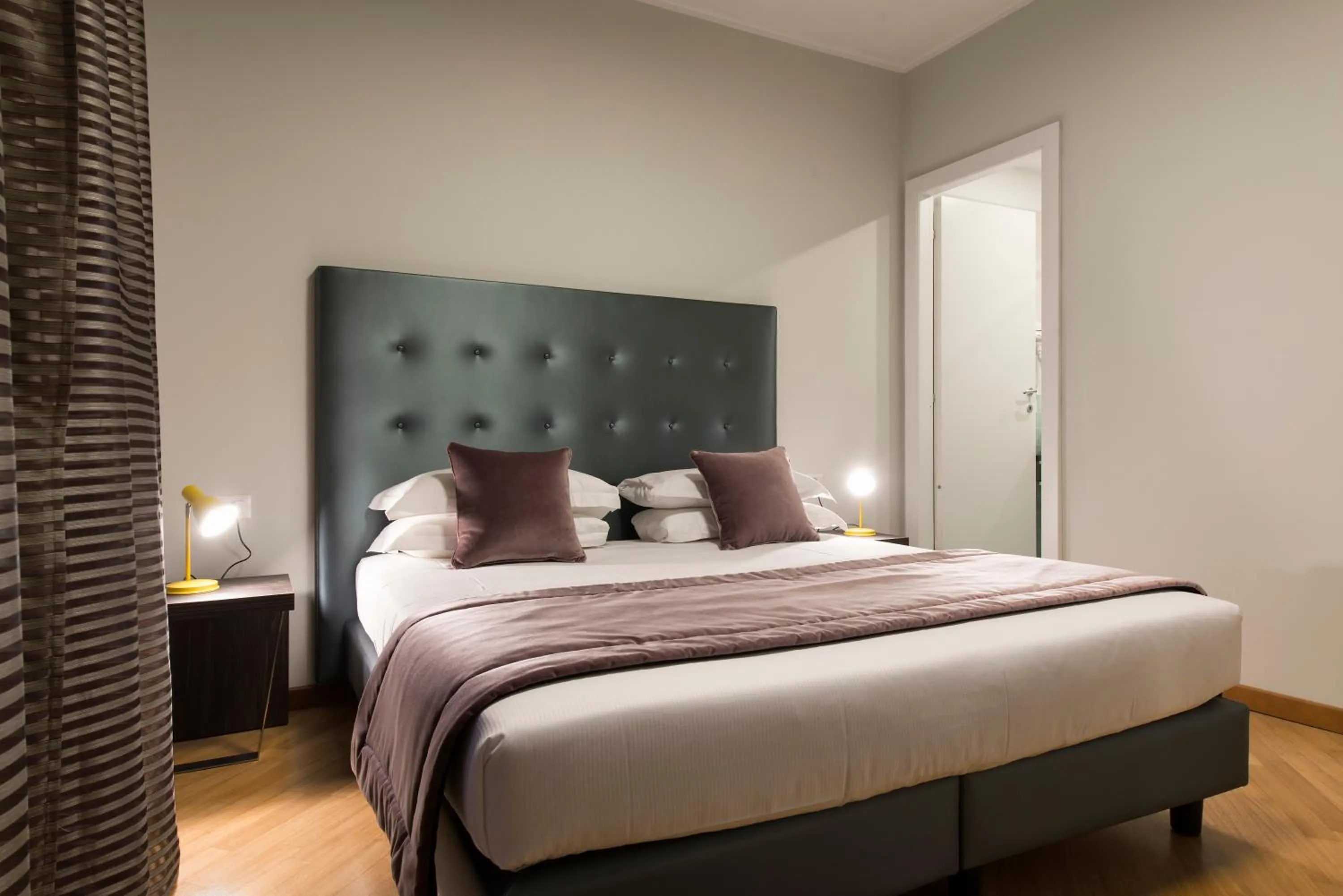 Photo of the whole room, Bed in Vittoriano Suite