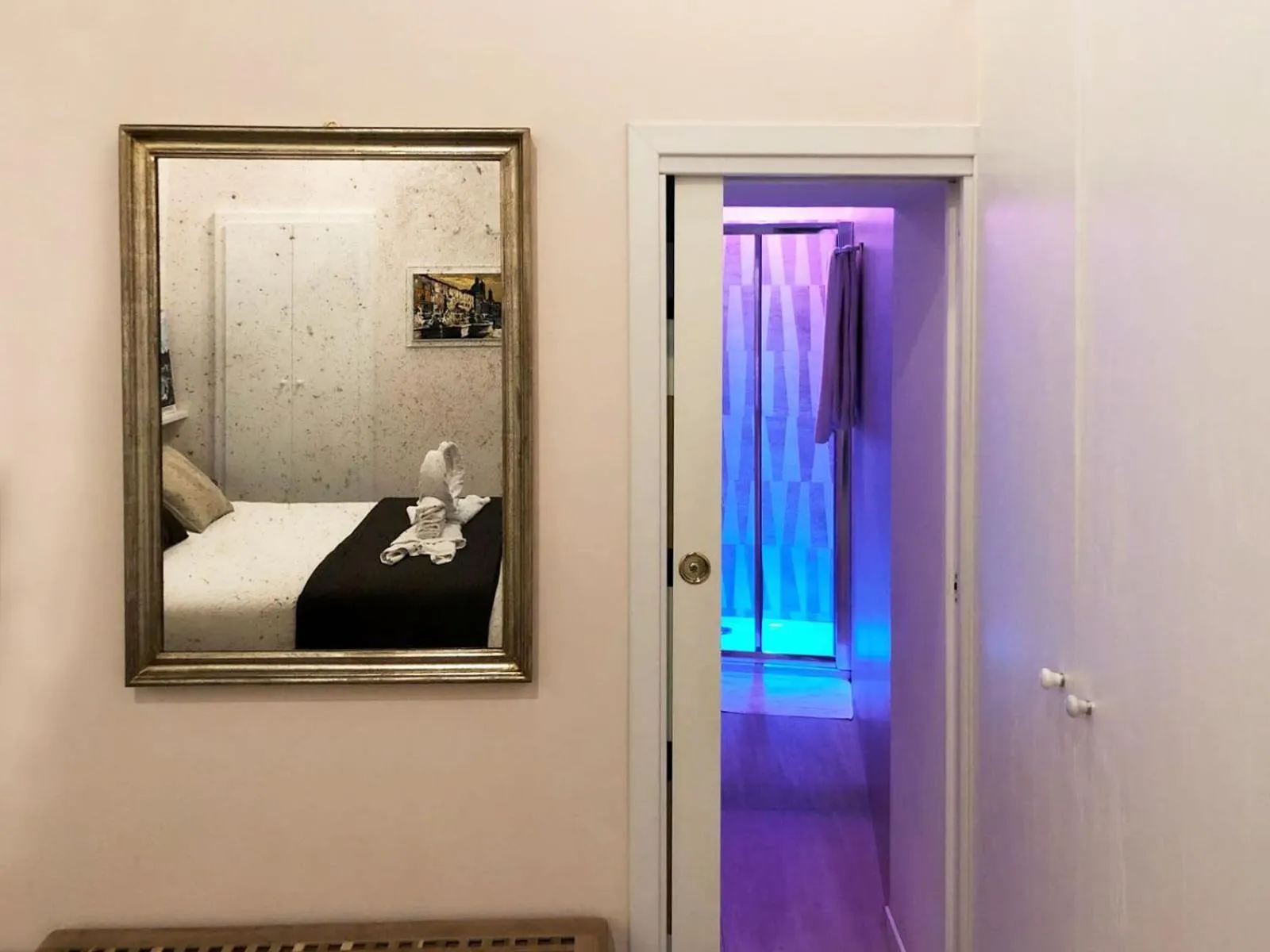 Bathroom, Bed in Vittoriano Suite