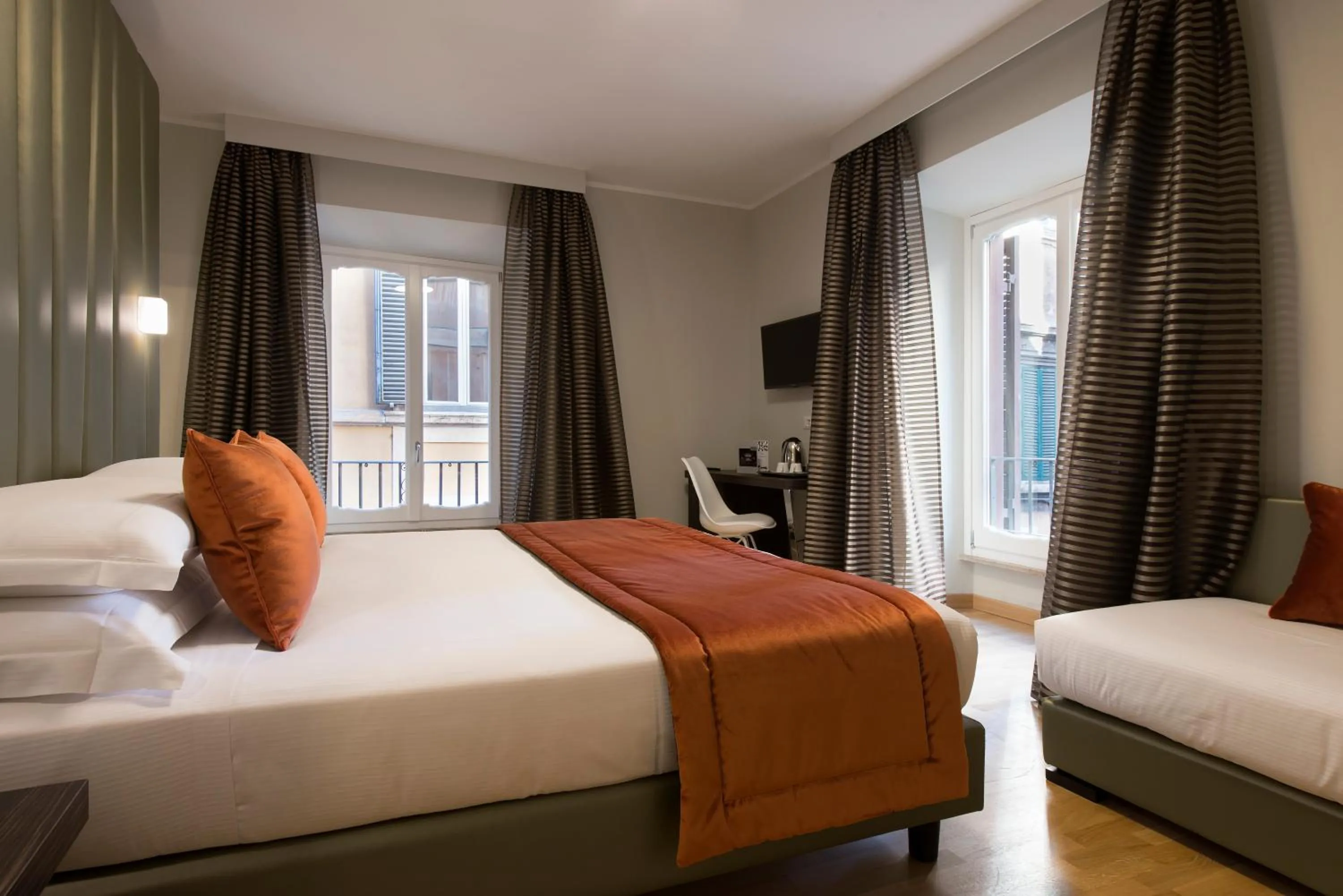 Photo of the whole room, Bed in Vittoriano Suite