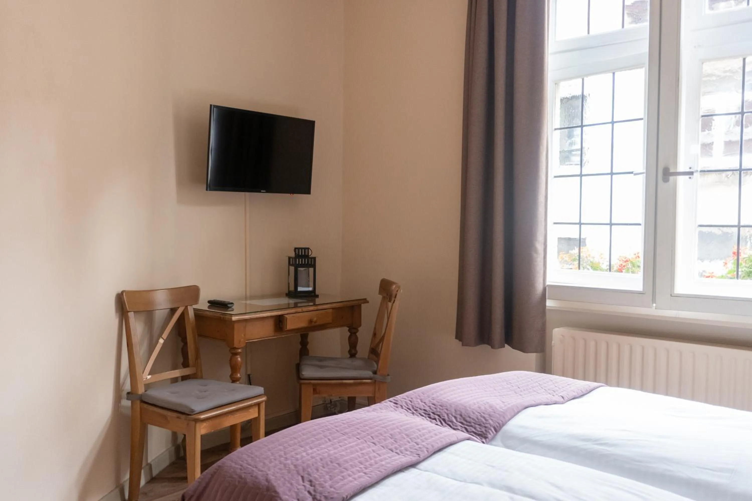 Bed in Hotel La Vieille Lanterne