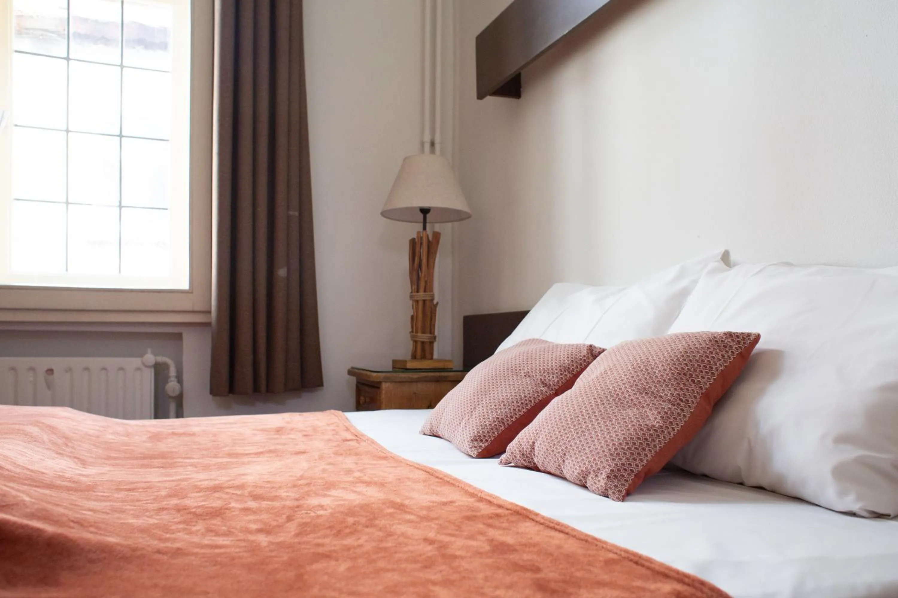 Bed in Hotel La Vieille Lanterne