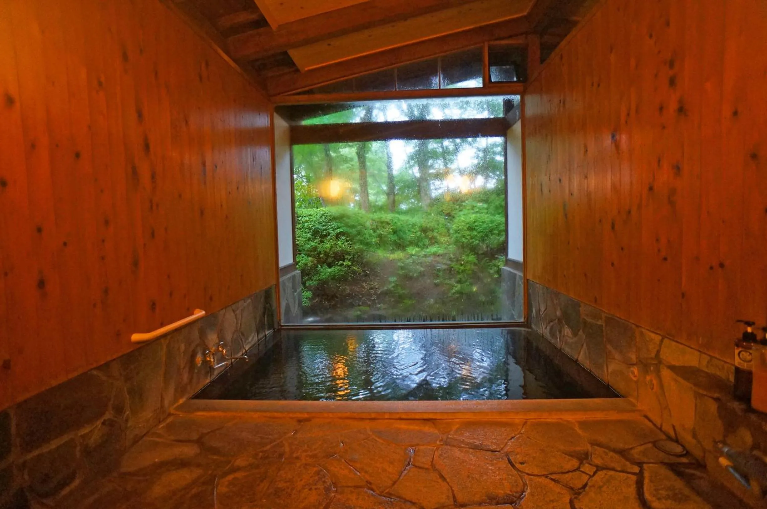 Hot Spring Bath in Yufuin Onsen Auberge Kunugiya