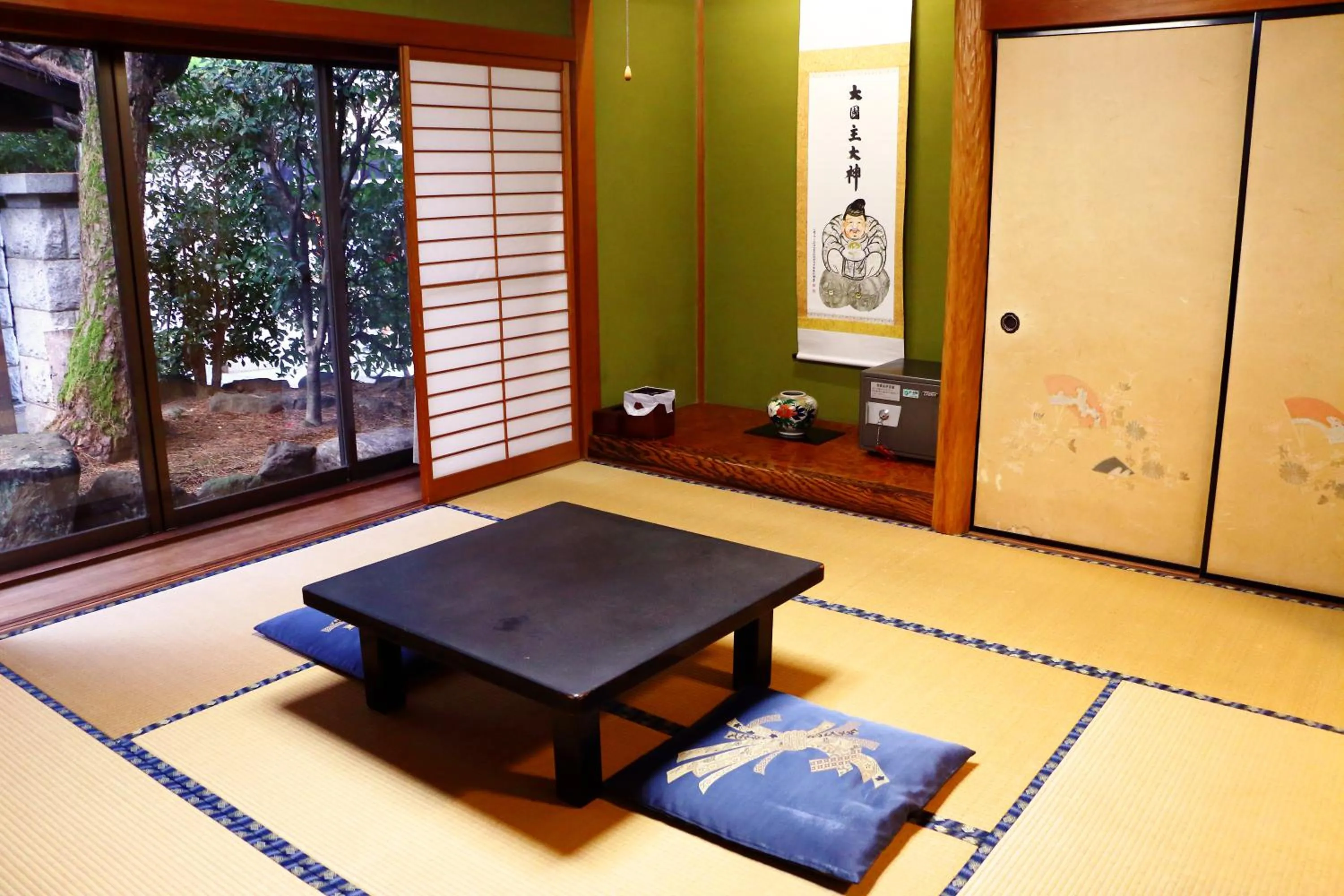 Photo of the whole room in Ryokan Karasawa