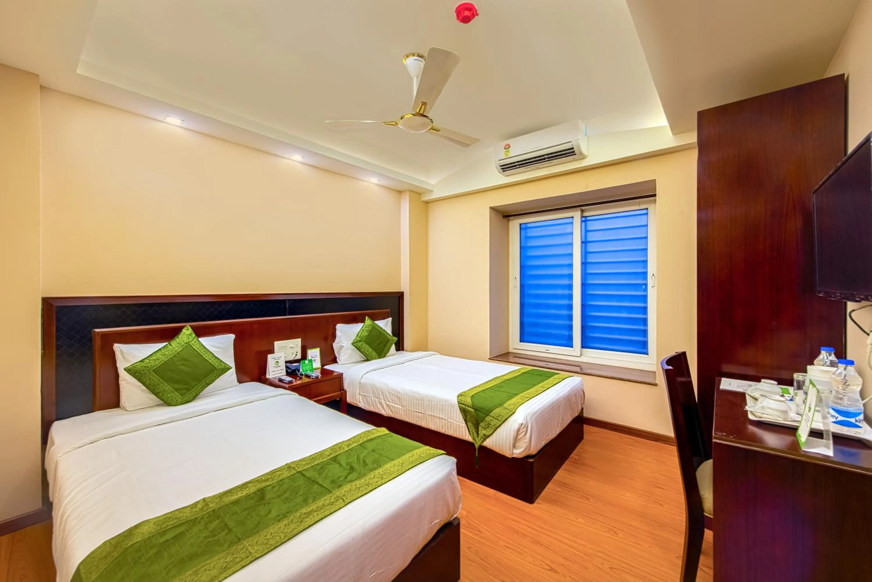 Bedroom, Bed in Treebo Vedanta, Metropolitan