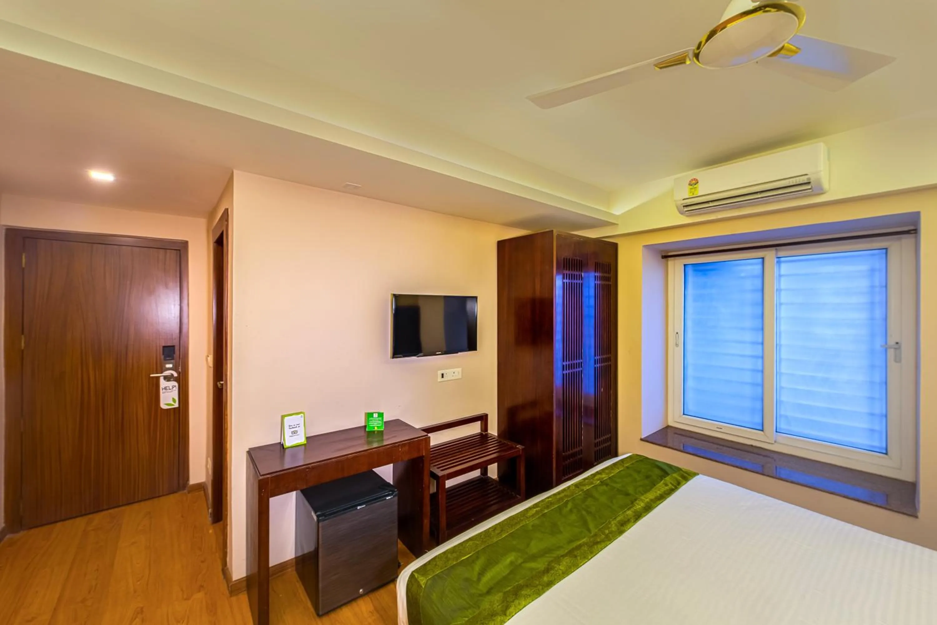 Bedroom, Bed in Treebo Vedanta, Metropolitan