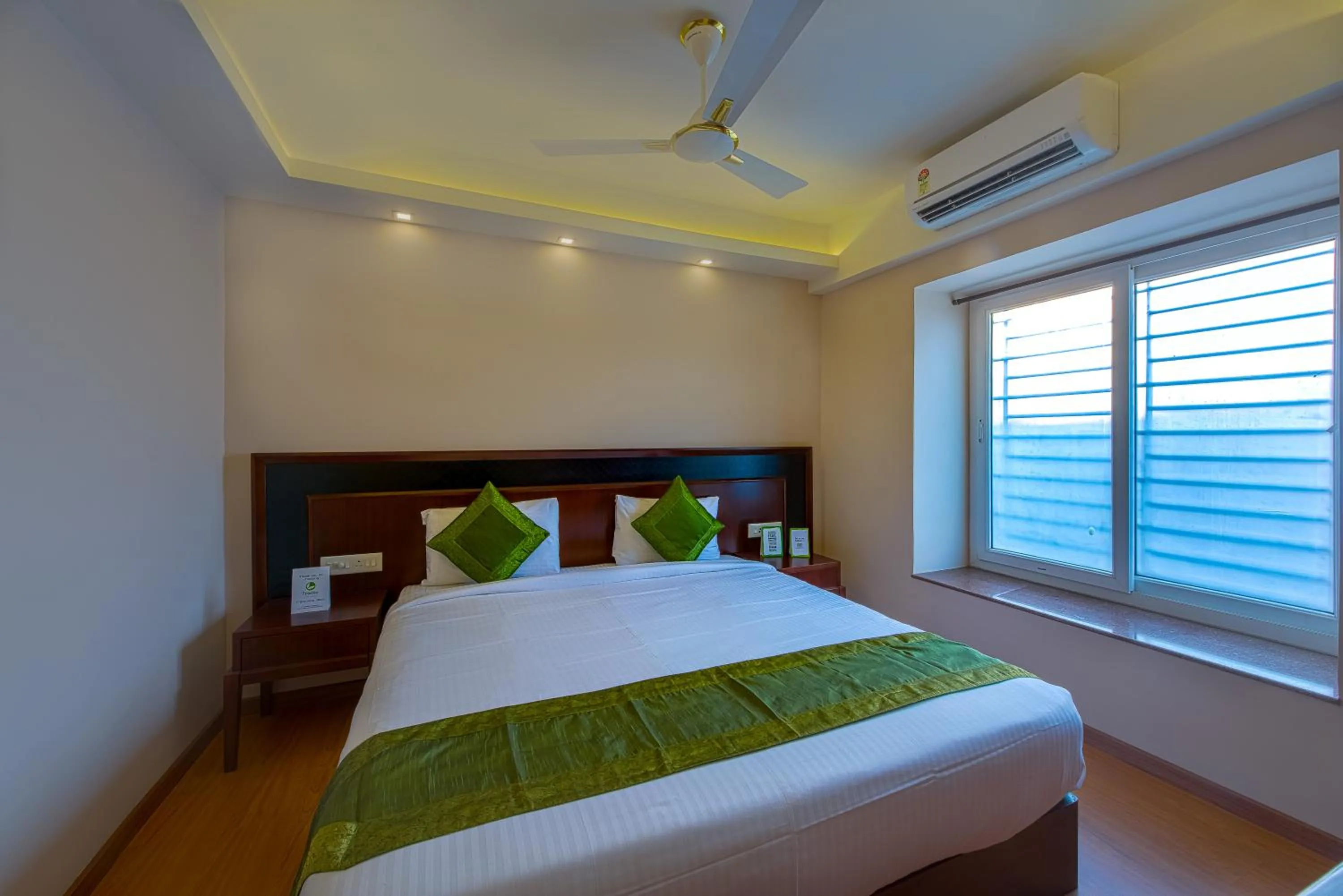 Bedroom, Bed in Treebo Vedanta, Metropolitan