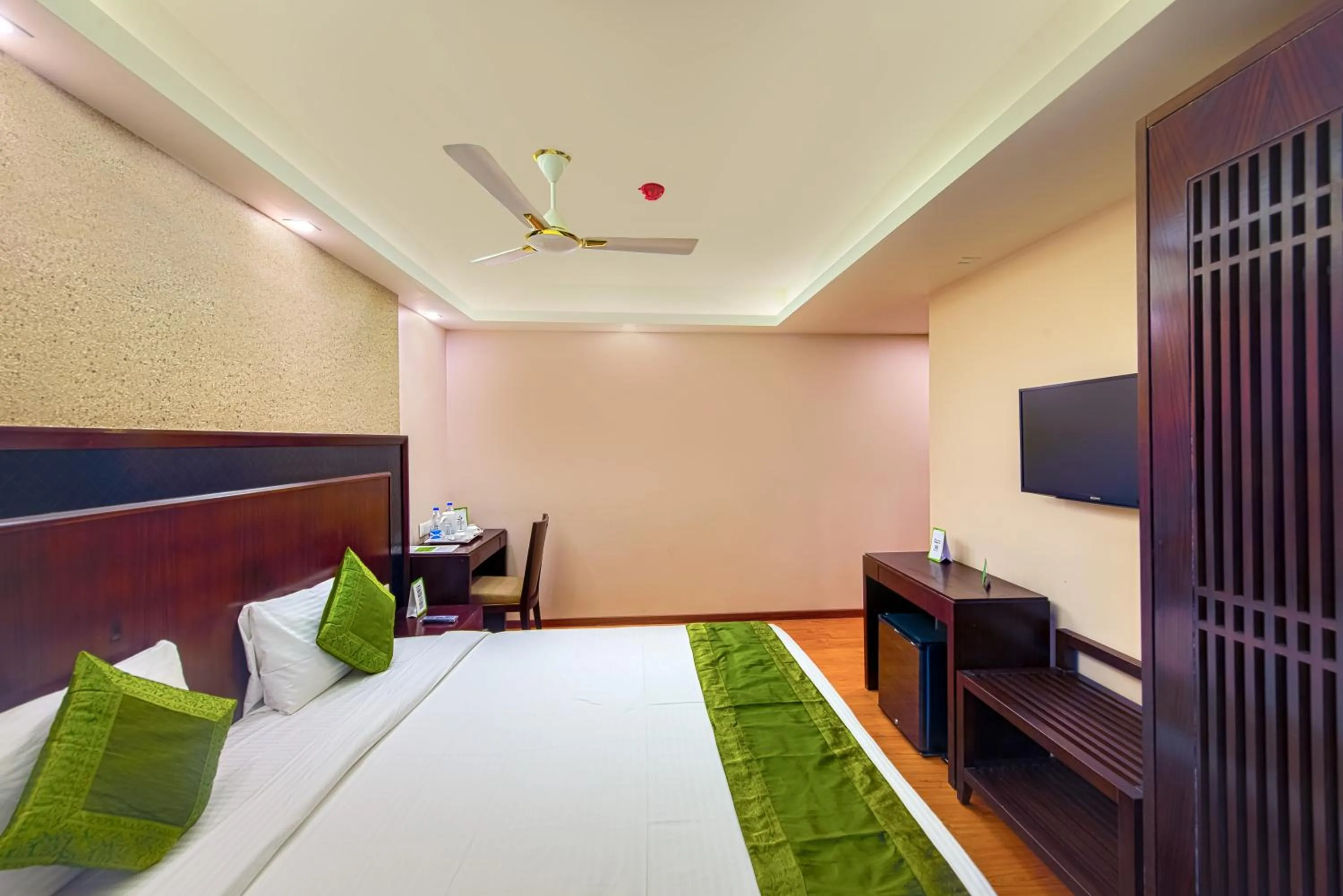 Bedroom, Bed in Treebo Vedanta, Metropolitan