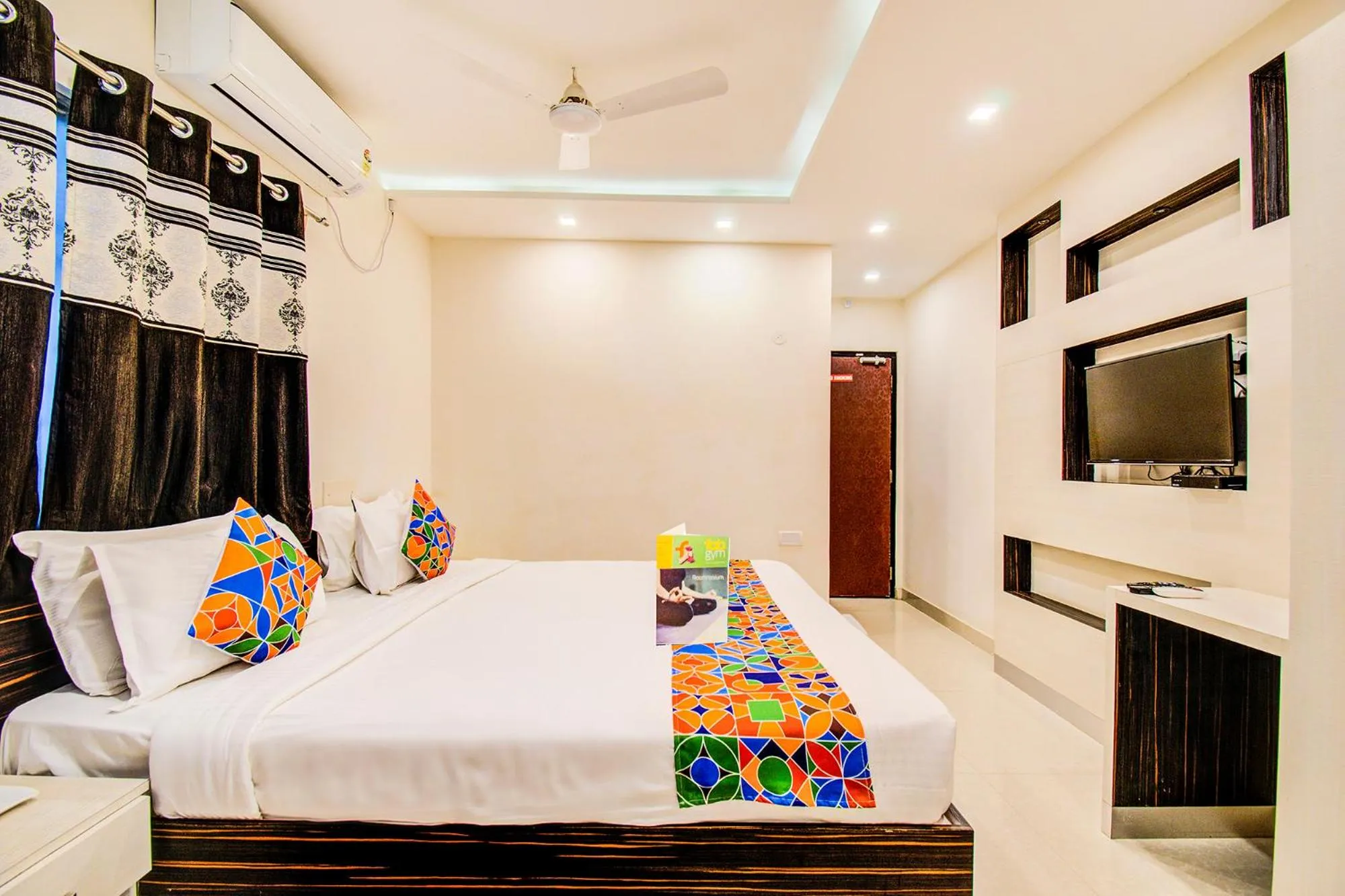 Bedroom, Bed in FabHotel Corporate Crown - Nr Jyoti Nivas University