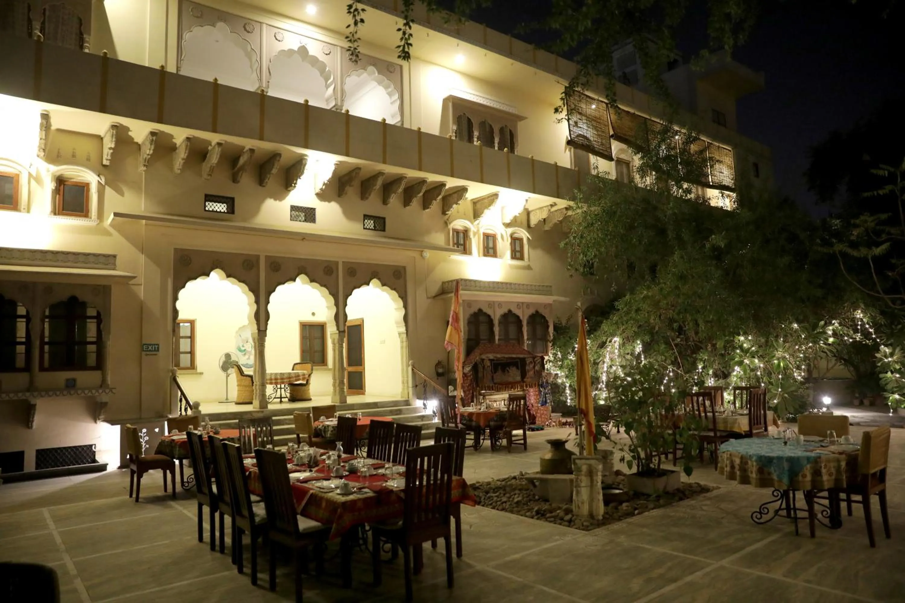 Restaurant/places to eat in Dera Mandawa