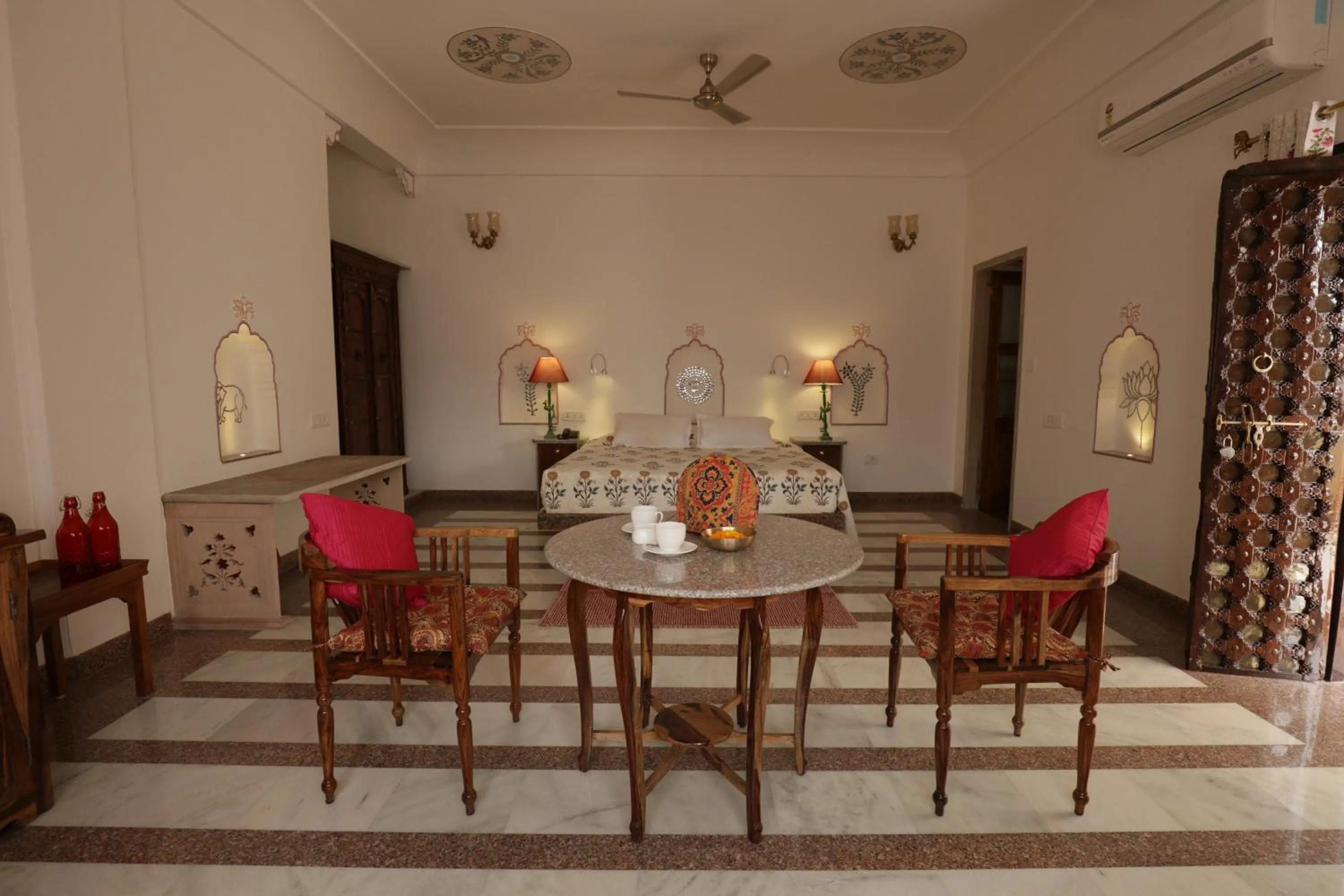 Photo of the whole room in Dera Mandawa