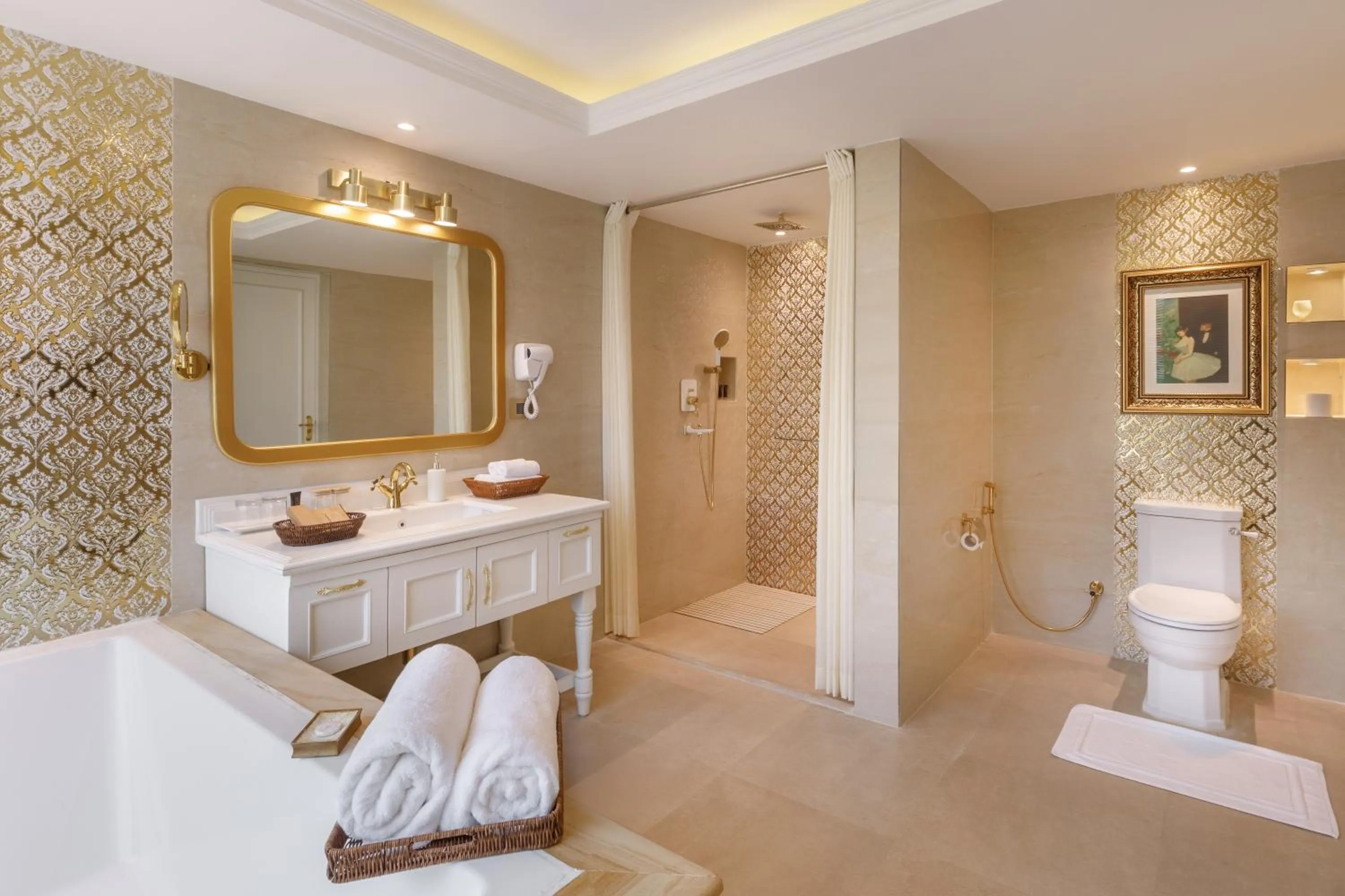 Bathroom in Le Glamour Resort & Wellness Spa