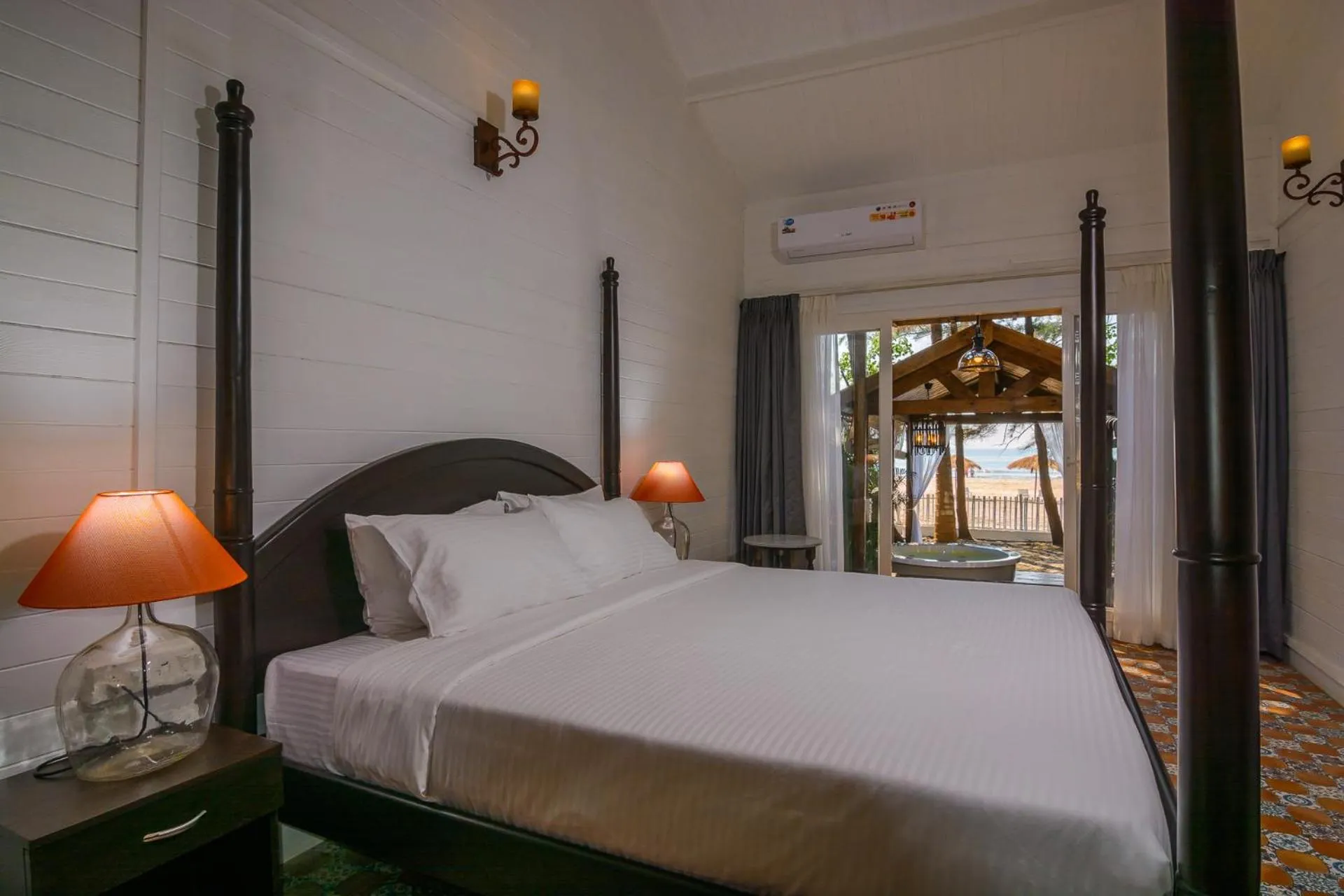 Bedroom, Bed in LaRiSa Resort, Morjim