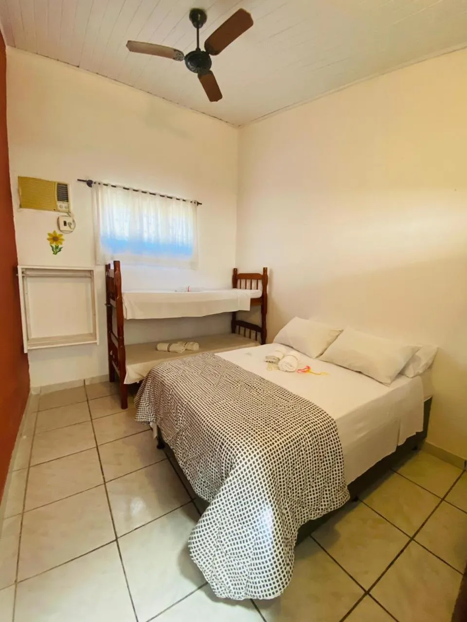 Photo of the whole room, Bed in Pousada Berimbau