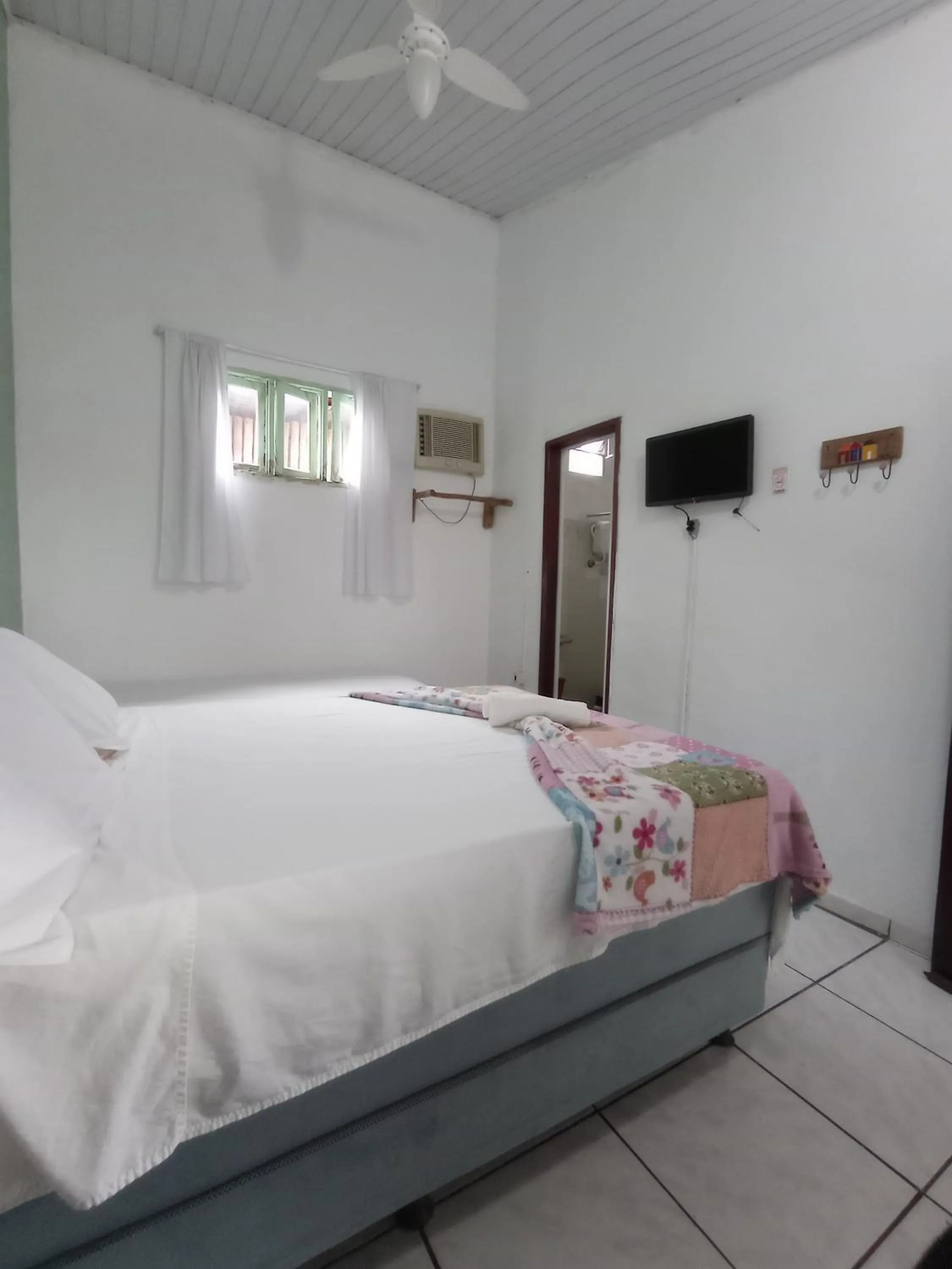 Photo of the whole room, Bed in Pousada Berimbau