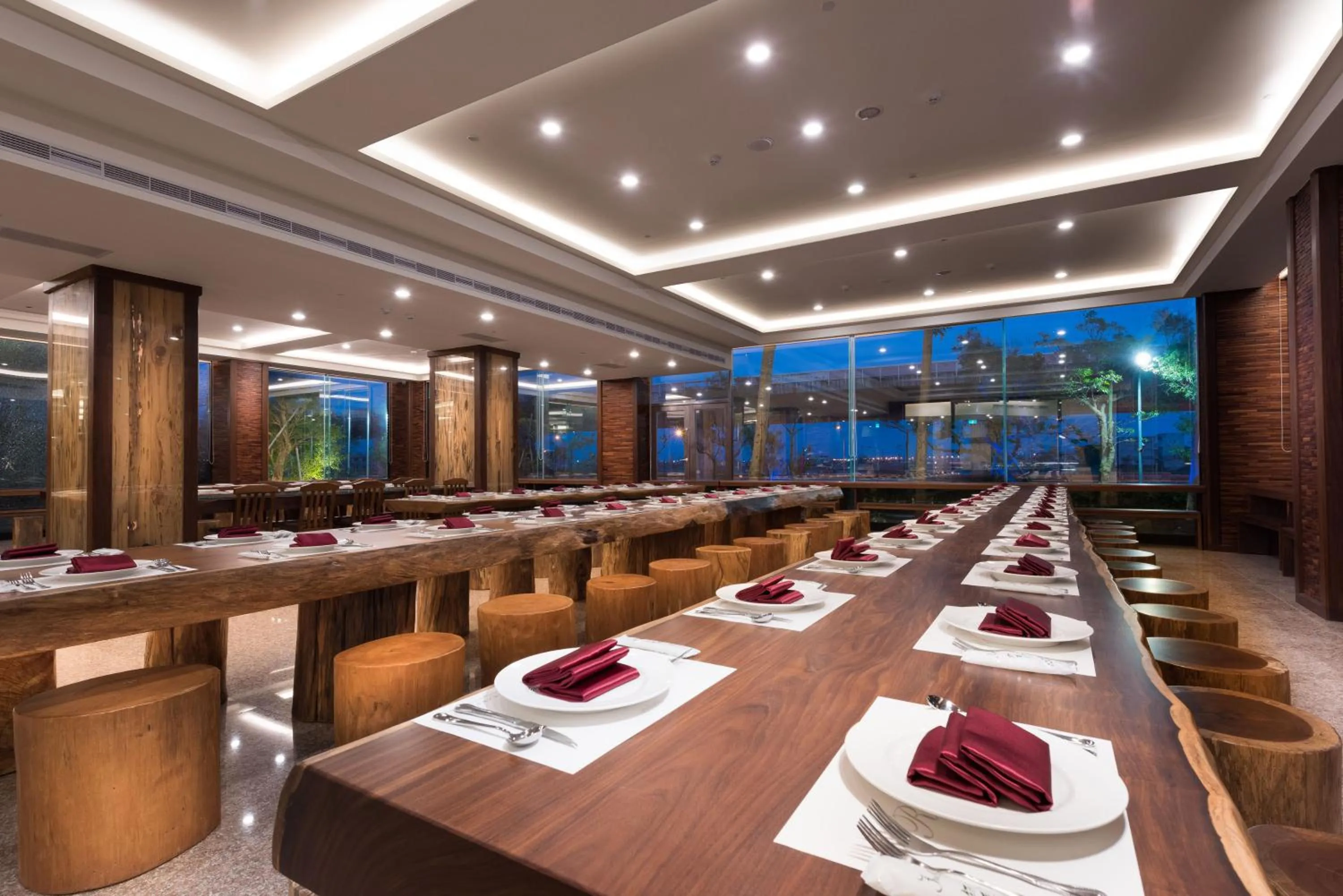 Restaurant/places to eat in Shandori Hotel