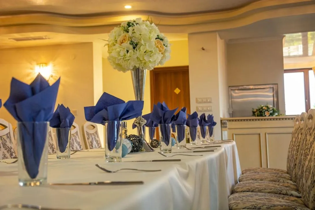 Restaurant/places to eat in Hotel Forum