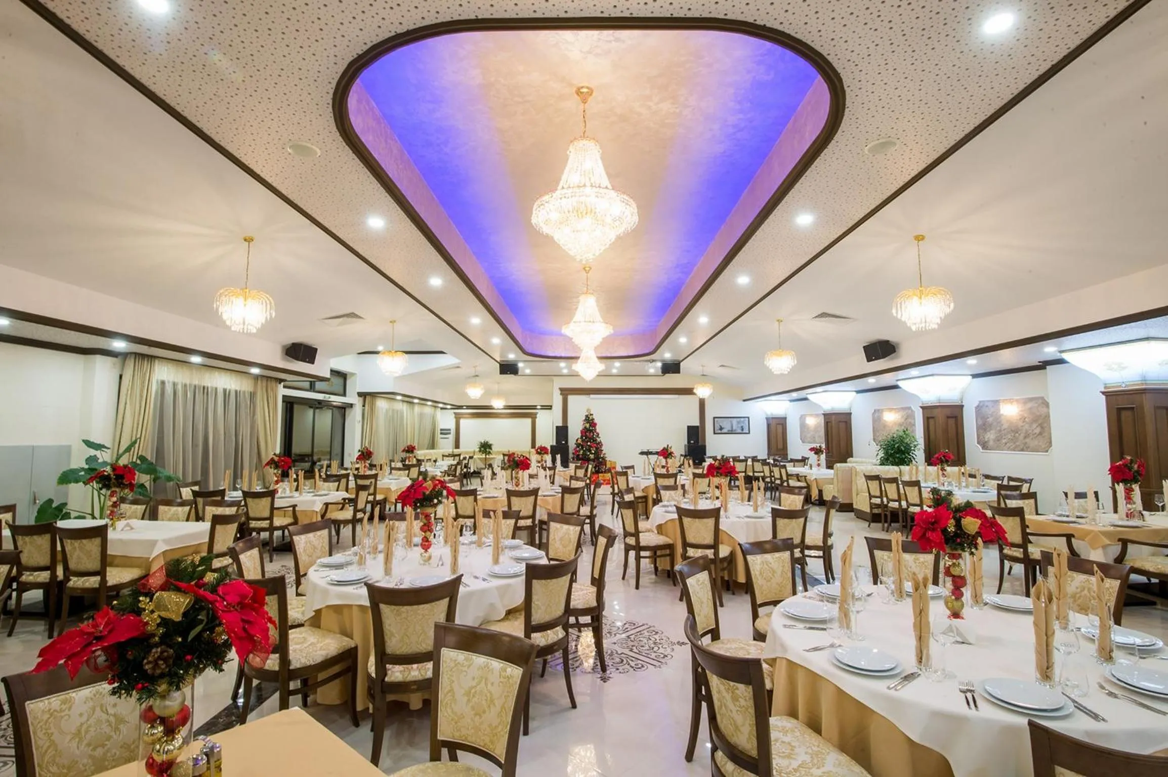 Restaurant/places to eat in Hotel Forum