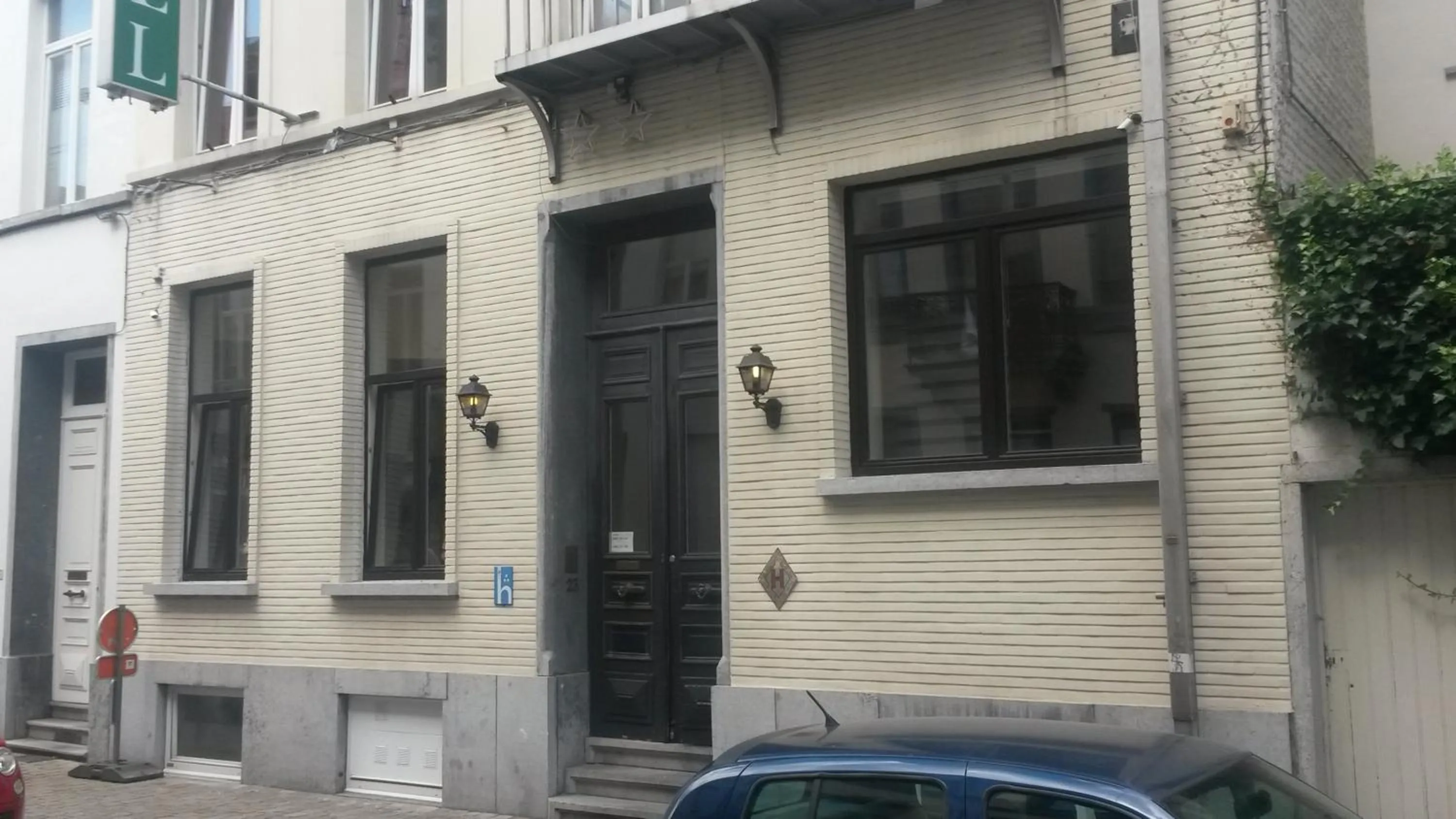 Facade/entrance in Hotel Queen Mary