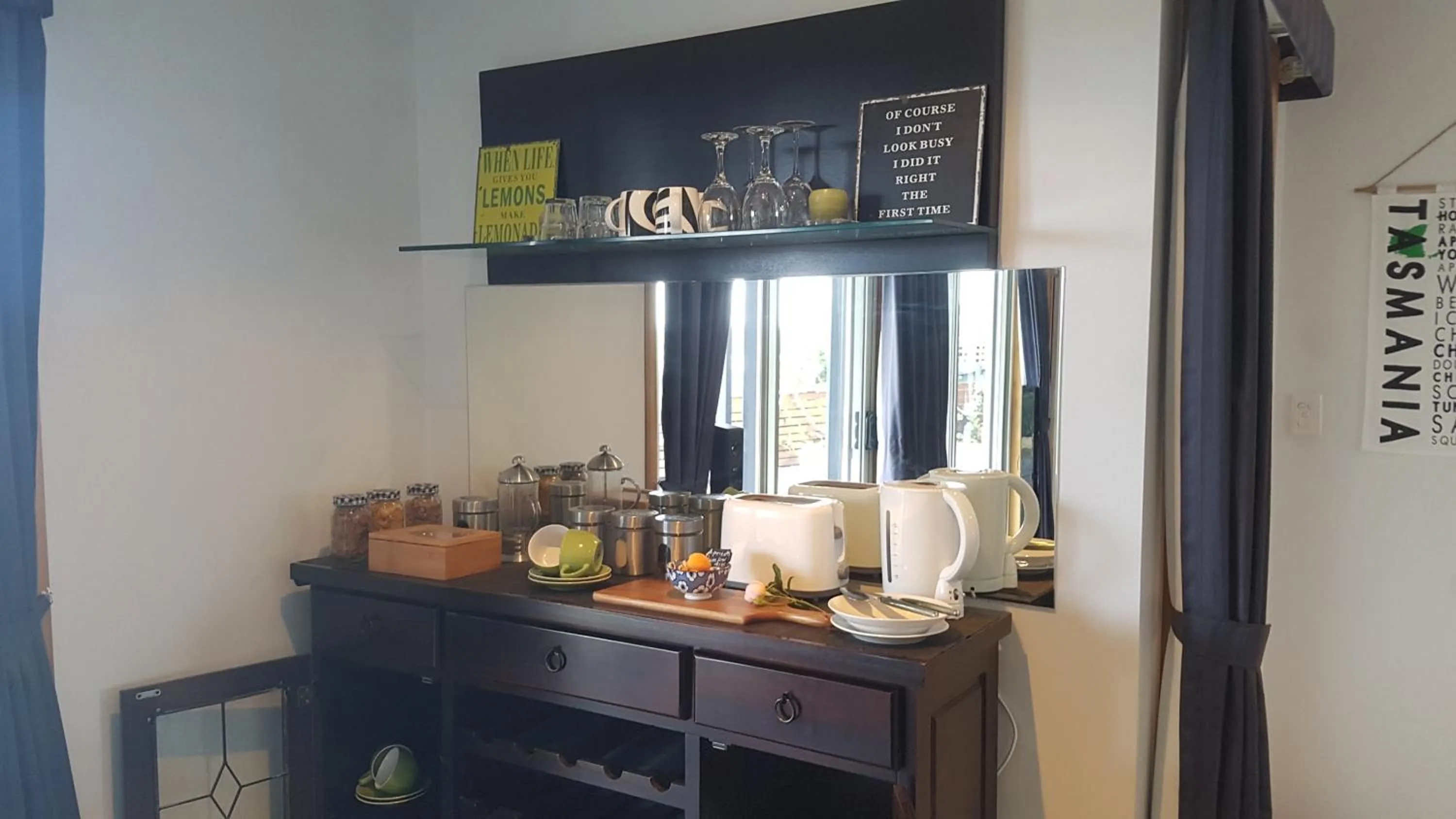 Coffee/tea facilities in Lewi Waters