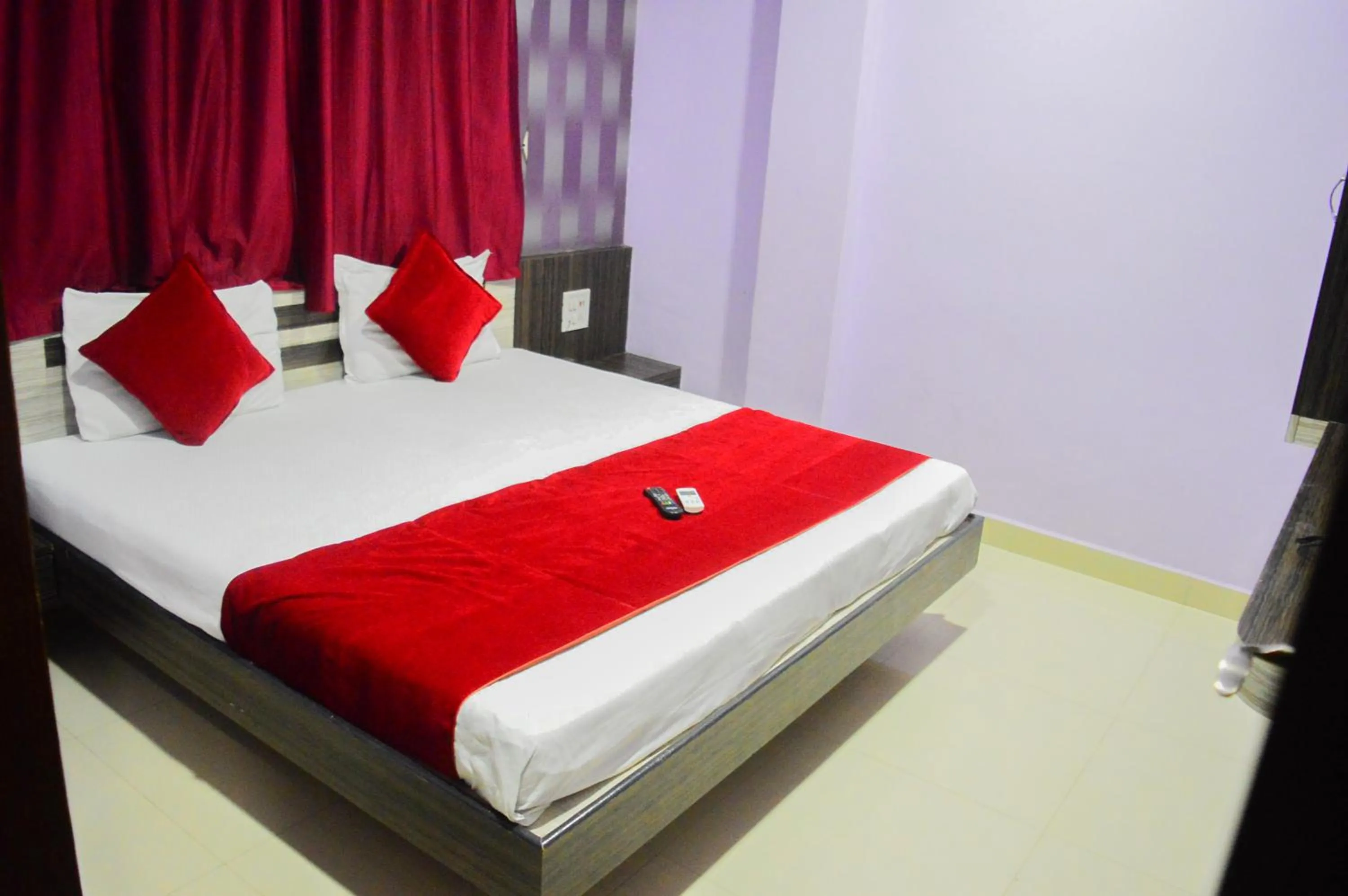 Photo of the whole room, Bed in Hotel Royal Palace - 150 Meters from Mahakal Temple