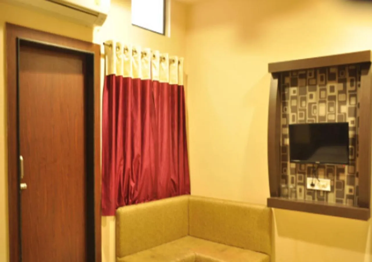 Hotel Royal Palace - 150 Meters from Mahakal Temple